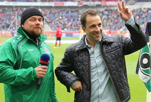
                <strong>Steven Cherundolo (Hannover 96)</strong><br>
                Urgestein Steven Cherundolo (rechts) von Hannover 96 wird offiziell verabschiedet am letzten Spieltag der Saison. Der 35-jährige Kapitän hatte bereits im März seine Karriere wegen zahlreicher Verletzungen beendet. Der US-Amerikaner bestritt in 15 Jahren 302 Spiele für Hannover 96. 
              