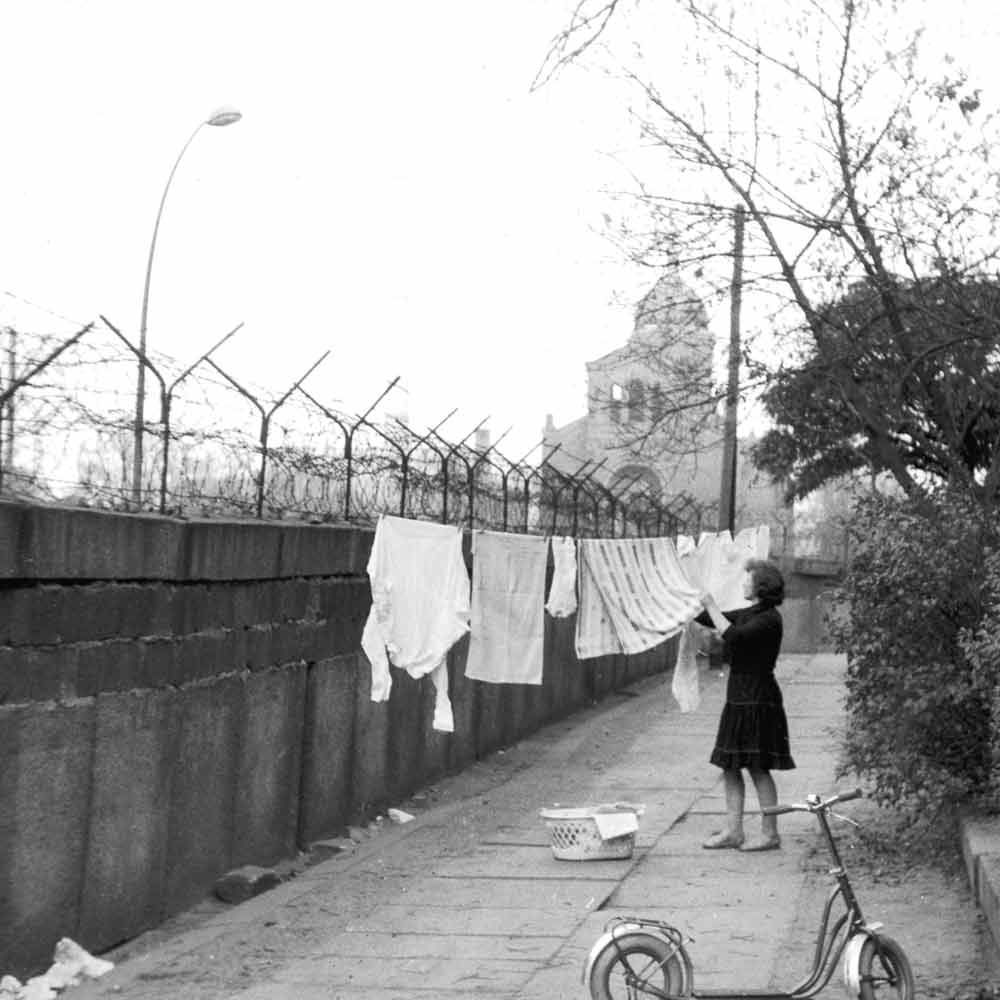 Wahrscheinlich das einzige Bild auf dem die Mauer einen praktischen Nutzen hatte: als Wäscheständer. 