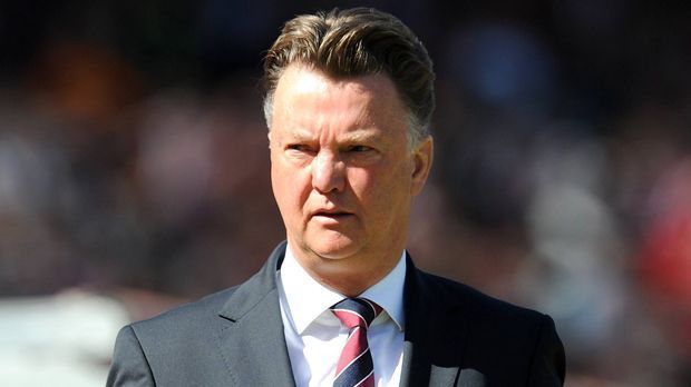 
                <strong>Louis van Gaal</strong><br>
                Louis van Gaal: Dass manche Maßnahmen des Niederländers gewöhnungsbedürftig sind, ist bekannt. Eine ganz besondere Anekdote wusste Luca Toni zu erzählen. Demnach soll van Gaal als Trainer des FC Bayern vor versammelter Mannschaft die Hosen runtergelassen haben. "Der Trainer wollte uns klar machen, dass er jeden auswechseln kann, egal wie er heißt. Weil er Eier hat. Um das zu demonstrieren, ließ er die Hosen runter." Der Weltmeister von 2006 will aber nicht viel erkannt haben. "Ich saß nicht in der ersten Reihe." Zum Glück.
              