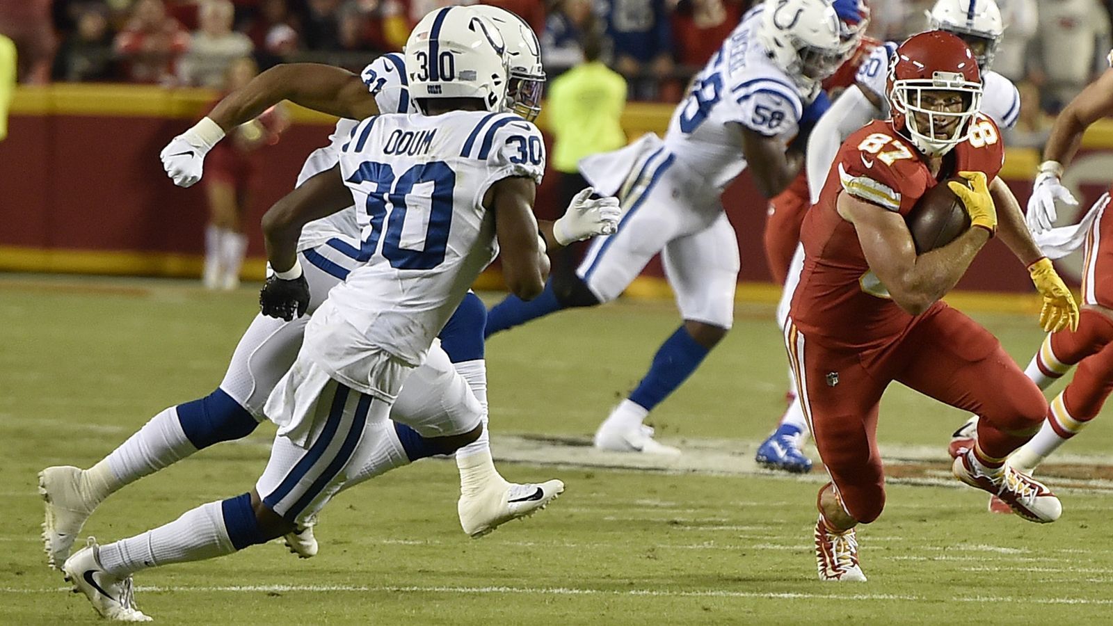 
                <strong>Gewinner: Defense der Indianapolis Colts</strong><br>
                Die Defense der Indianapolis Colts hat bewiesen, dass man das Offensiv-Feuerwerk der Kansas City Chiefs stoppen kann. Die Colts ließen nur 324 Yards zu und machten MVP-Kandidat Patrick Mahomes mit vier Sacks das Leben schwer. Der Quarterback brachte lediglich 22 seiner 39 Pässe an den Mann und warf nur einen Touchdown-Pass. Die Defense-Leistung der Colts dürfte als Vorbild der kommenden Chiefs-Gegner herhalten.
              