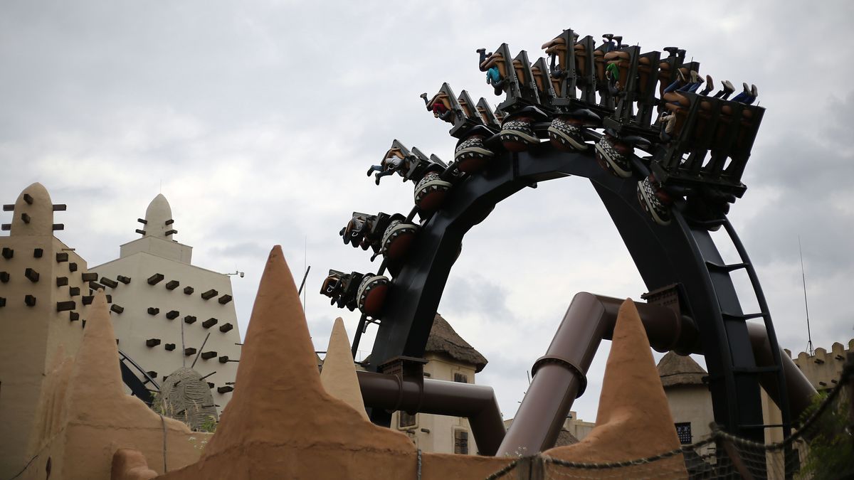 Bei Wartungsarbeiten an einer Achterbahn im Freizeitpark "Phantasialand" ist ein Mitarbeiter tödlich verunglückt. 