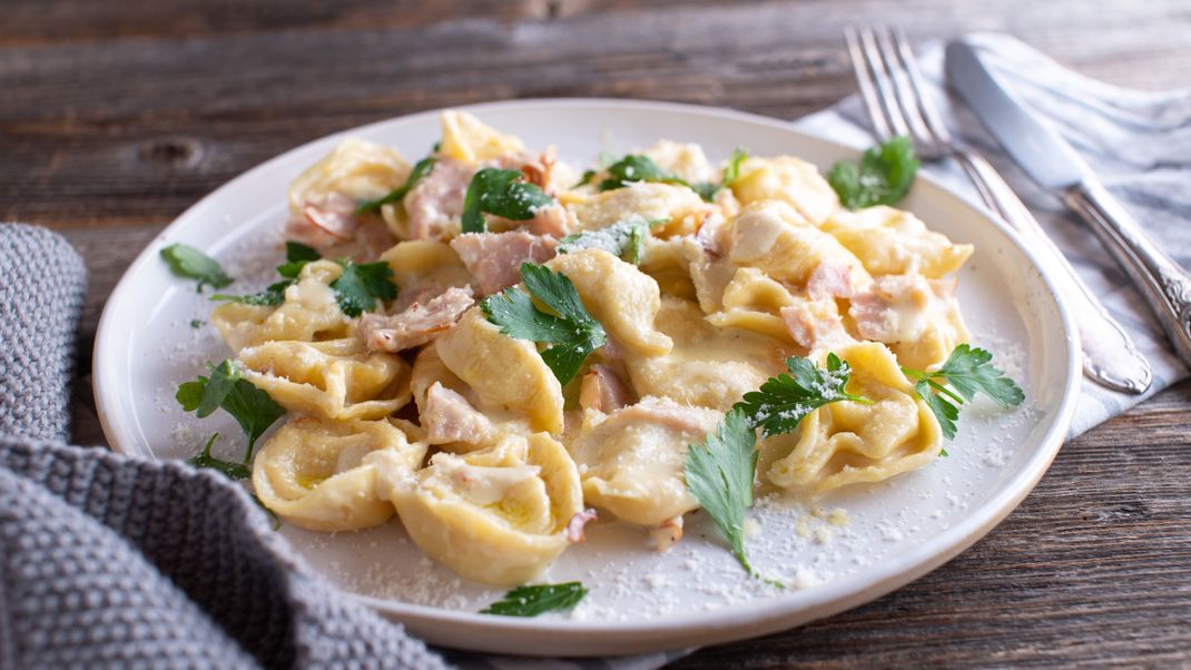 Nach dem Verzehr von Tortellini in einer Trattoria im Landkreis Schwandorf klagten mehrere Menschen über Erbrechen und Übelkeit. Eine Frau ist gestorben. (Symbolbild)