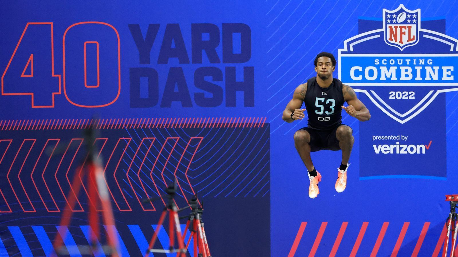 
                <strong>So schnell wie nie zuvor</strong><br>
                Ohnehin sorgte der 40-Yard-Dash beim NFL Combine 2022 für das größte Spektakel. Im Schnitt benötigten die Spieler nur 4,71 Sekunden für die Distanz - die schnellste Durchschnittszeit aller NFL Combines. Ganze 31 Athleten liefen die umgerechnet 36,576 Meter in weniger als 4,4 Sekunden - so viele wie noch nie zuvor. Dementsprechend war nicht nur die Gruppe um die Wide Receiver mit Rekord-Zeiten unterwegs, sondern auch die der Running Backs, Offensive Linemen, Defensive Linemen, Linebacker und die Defensive Backs.
              