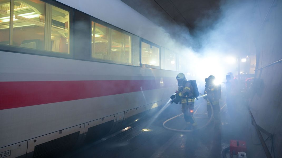 Zwischen Hamburg und Berlin ist die Strecke wegen eines mutmaßlichen Brandanschlags gesperrt (Symbol).