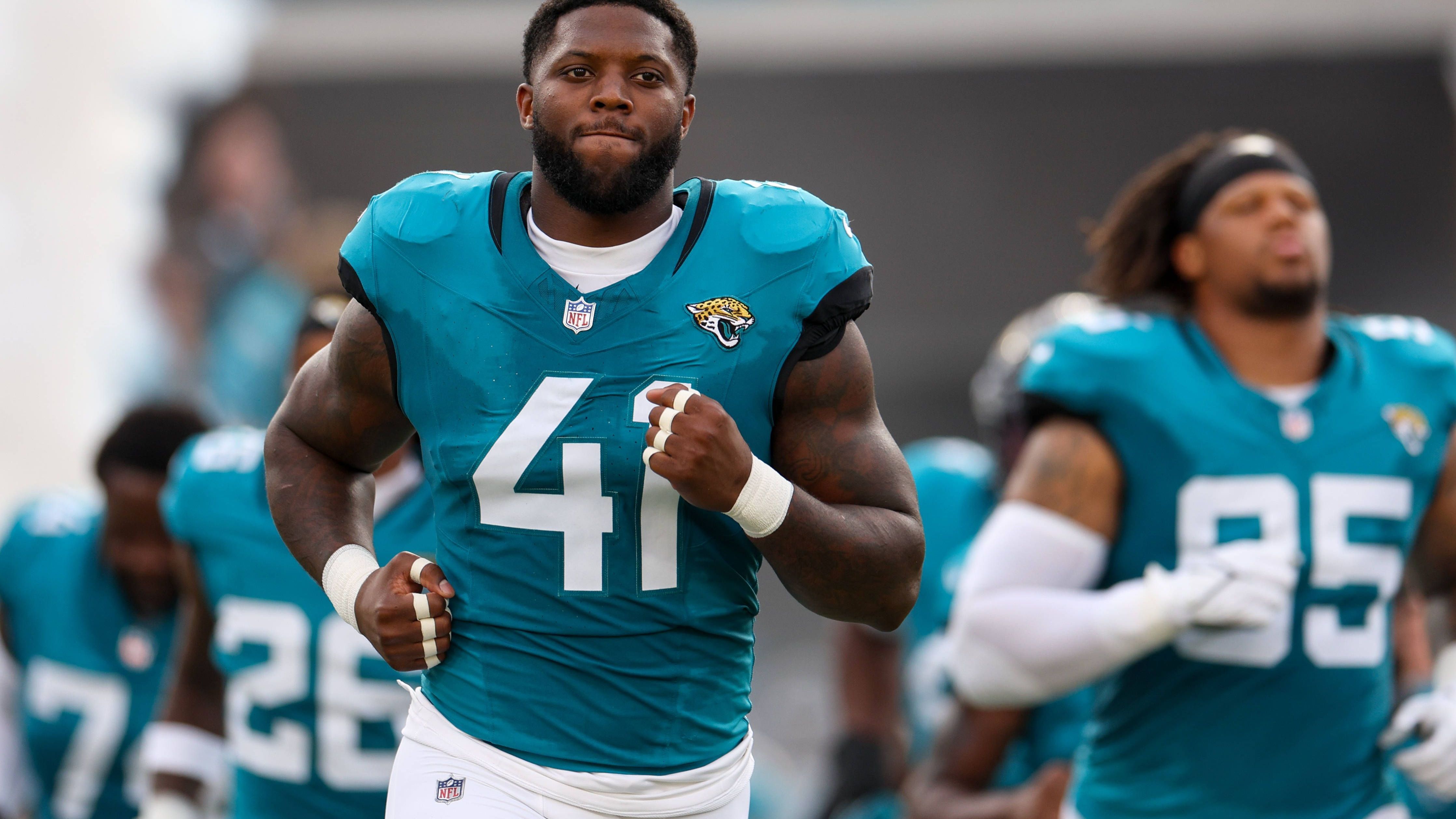 <strong>Platz 9 (geteilt): Josh Hines-Allen (Jacksonville Jaguars/Edge Rusher)</strong><br>- Vertrag bis: 2028<br>- Durchschnittsgehalt: 28.250.000 US-Dollar<br>- Gesamtgehalt: 141.250.000 US-Dollar<br>- Garantiesumme des Vertrages: 76.500.000 US-Dollar