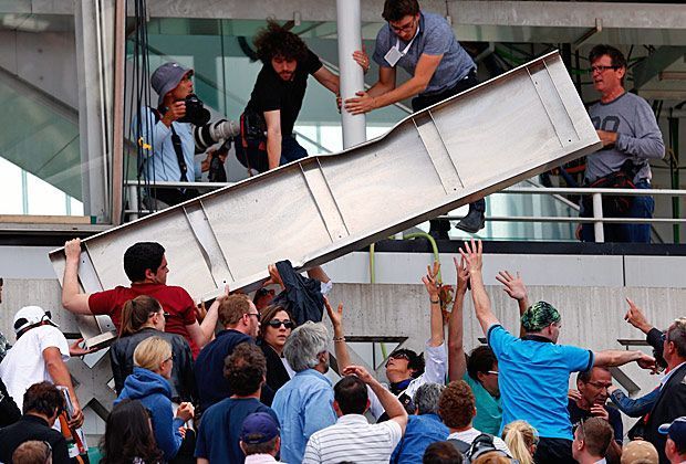 
                <strong>French Open: Videowand-Verkleidung stürzt in die Zuschauer</strong><br>
                Das Match wird daraufhin zunächst unterbrochen und die Besucher werden aus dem Block unter der Anzeigetafel hinausgeführt.
              