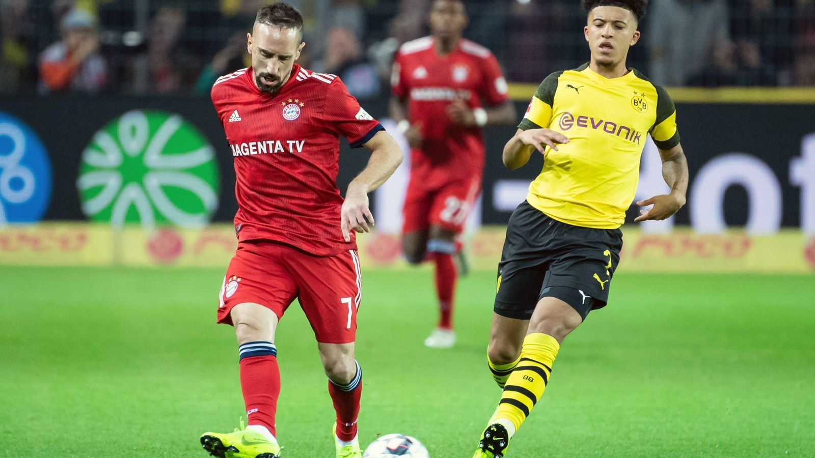 
                <strong>Franck Ribery (FC Bayern München)</strong><br>
                Bester Münchner in der ersten Halbzeit! Der Routinier ist von Beginn an sofort da und macht mit seinem kongenialen Partner David Alaba ordentlich Dampf über die linke Seite. Klärt zudem in der Anfangsphase stark gegen Jadon Sancho in der eigenen Hälfte. Immer wieder ist es der 35-Jährige, der für Impulse sorgt. Hat sein Pulver aber scheinbar in der ersten Hälfte verschossen, in der zweiten Hälfte kommt vom Franzosen nicht mehr viel. Verliert vor dem 3:2 den Ball an der Eckfahne und leitet somit den Konter ein. ran-Note: 2
              