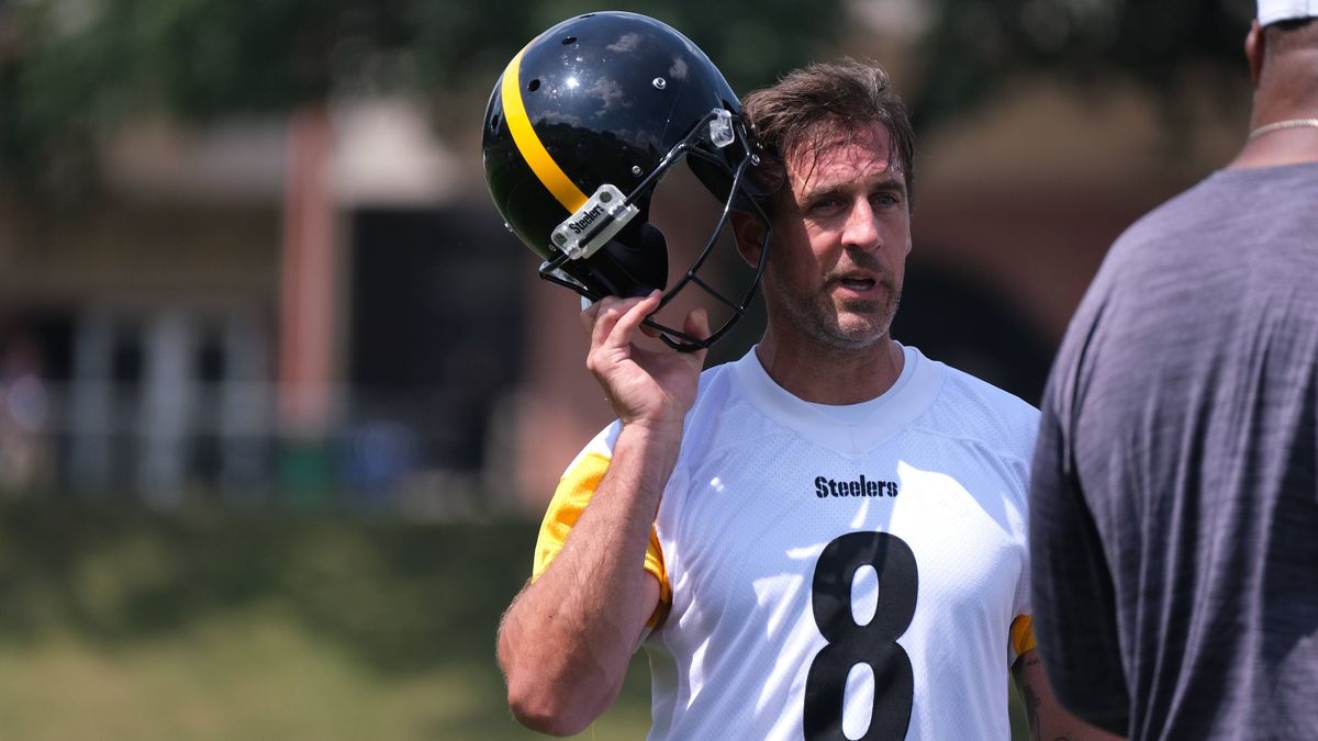 July 24, 2025: Aaron Rodgers 8 during the 2025 Steelers Training Camp in Latrobe, PA at Saint Vincent College. CSM Latrobe USA - ZUMAcp5_ 20250724_faf_cp5_351 Copyright: xJasonxPohuskix