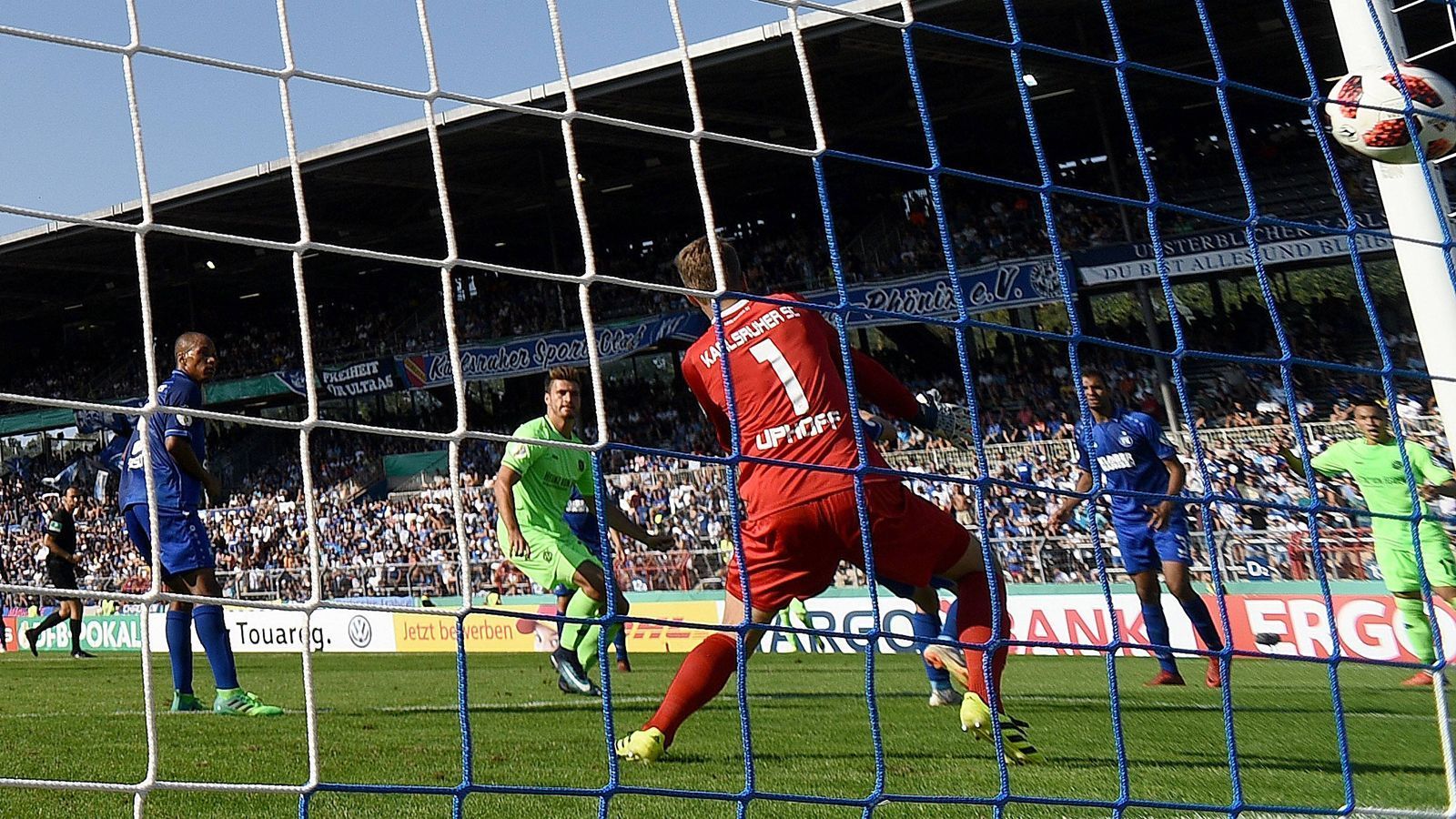 
                <strong>Weydandt trifft im Pokal doppelt</strong><br>
                In der ersten Runde des DFB-Pokals traf Hendrik Weydandt mit Hannover 96 auf den Karlsruher SC. Der Stürmer wurde in der 82. Minute für Niklas Füllkrug eingewechselt. Drei Minuten später klingelte es im Kasten von KSC-Keeper Benjamin Uphoff und Weydandt traf zum 0:5. Mit seinem ersten Torschuss in einem Pflichtspiel der Profis. Nur wenige Minuten später ...
              