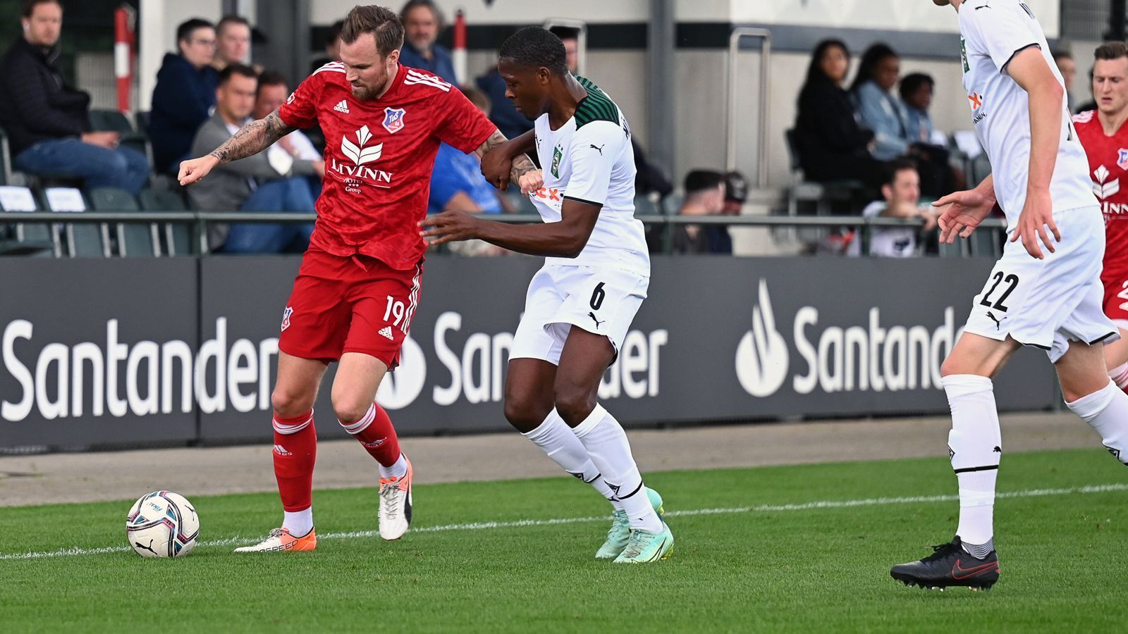 
                <strong>Kevin Großkreutz (TuS Bövinghausen)</strong><br>
                Auf weltmeisterliche Hilfe kann der Westfalenligist TuS Bövinghausen zurückgreifen. Dort spielt seit Anfang 2021 Kevin Großkreutz, deutscher Weltmeister von 2018. Der Ex-Dortmunder war zuvor vereinslos, nachdem er sich mit dem damaligen Drittligisten KFC Uerdingen vor dem Arbeitsgericht traf. In Sachen Erfahrung bringt Großkreutz natürlich einiges mit. Alleine in der Bundesliga lief der 33-Jährige 186 Mal auf, zudem noch 36 Mal im Europapokal. "Ich habe als kleiner Junge auf Asche in Eving beim VfL Kemminghausen angefangen. Jetzt möchte ich dorthin zurückkehren, wo ich hergekommen bin – zum Amateurfußball. Ich möchte mit Freunden spielen und die nächste Geschichte schreiben", erklärte Großkreutz seine Entscheidung für das frühe Ende der Profikarriere auf seinen Social-Media-Plattformen.
              