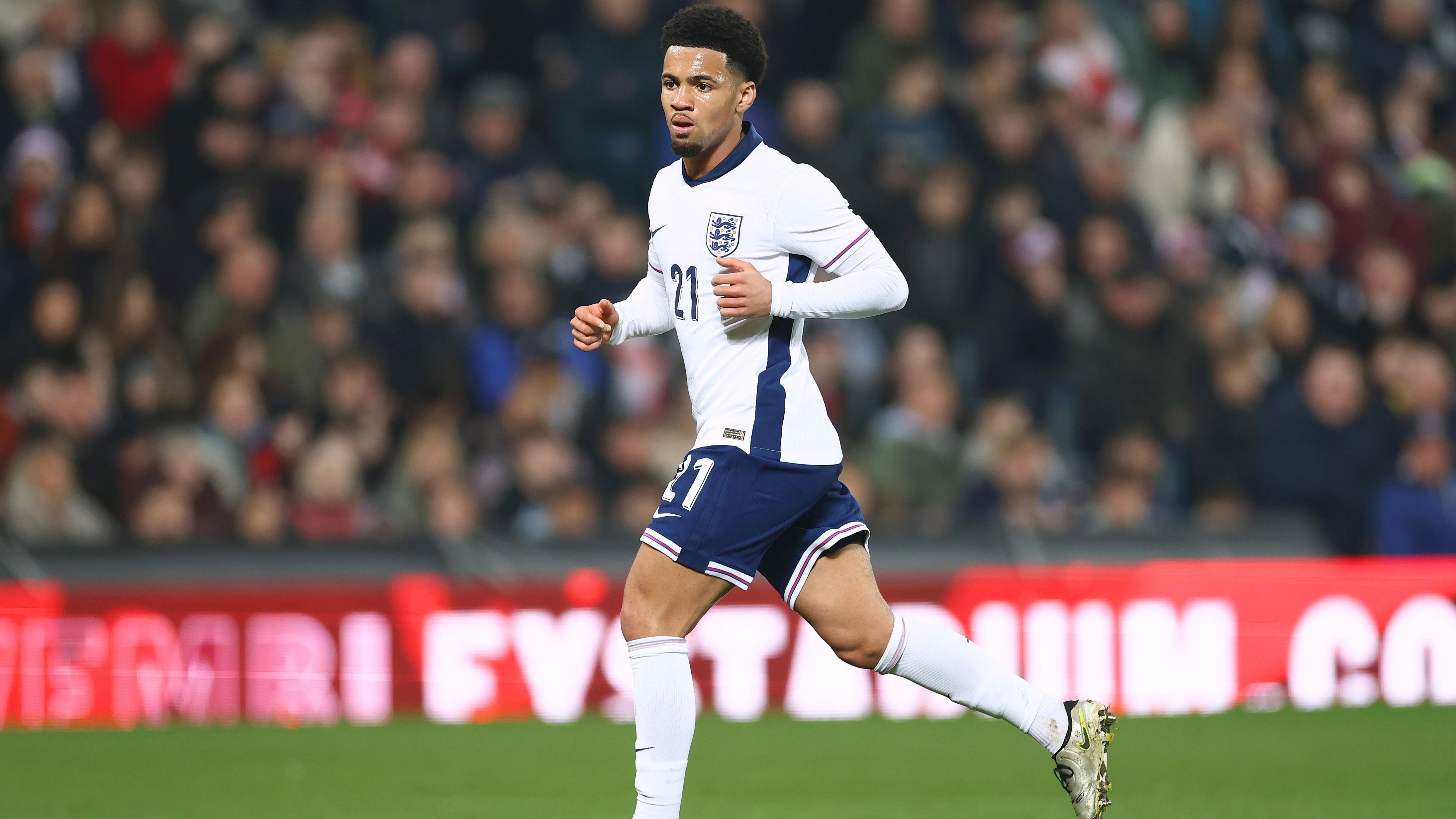 <strong>Ethan Nwaneri (England)</strong><br>Ein besonderes Auge bei Titelverteidiger England sollte man auf den erst 18-jährigen Arsenal-Stürmer Ethan Nwaneri richten. Der gebürtige Londoner kam zuletzt für die "Gunners" in der Saison 2024/25 regelmäßig zu Einsätzen unter Coach Mikel Arteta und schaffte so als jüngster Spieler auch den Sprung in Englands U21-EM-Aufgebot. Erst im März 2025 debütierte das Offensiv-Juwel für die U21, gilt nun als EM-Hoffnungsträger.