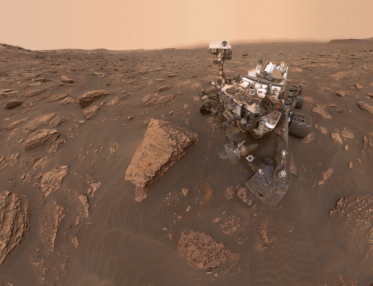 Mars-Selfie: der Star der vergangenen 10 Jahre war der Rover Curiosity. Sein Auftrag seit 2012: Schauen, ob es auf dem Mars mal gemütlicher war als heute. Seine Antwort: ja.