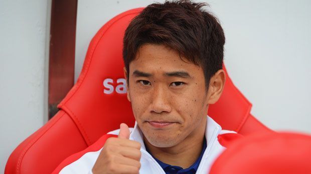 
                <strong>Shinji Kagawa</strong><br>
                2012 sucht Shinji Kagawa nach seinem Engagement bei Borussia Dortmund seine Chance bei Manchester United. Für 16 Millionen Euro soll der Japaner die "Red Devils" zu Titel führen. Nach zwei Jahren zieht es ihn wieder zurück zum BVB.
              