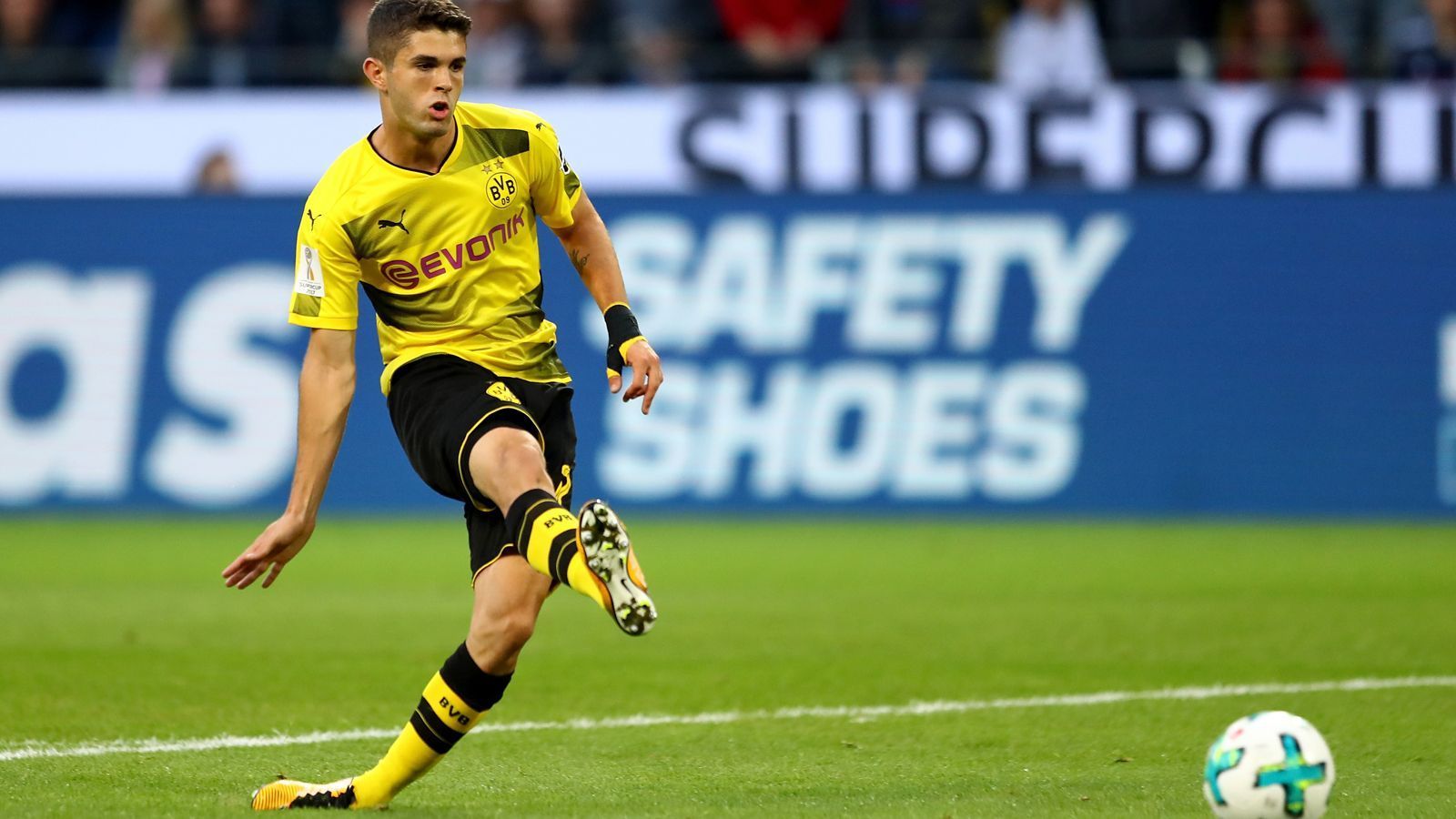 
                <strong>Rechter Flügel: Christian Pulisic / Marius Wolf</strong><br>
                Christian Pulisic bringt alles mit, was Lucien Favre an einem Fußballer schätzt. Er ist jung, schnell, technisch stark und variabel in der Offensive einsetzbar. Doch der US-Amerikaner muss Konstanz in seine Leistungen bekommen, um den neuen Trainer von sich zu überzeugen. Mit Neuzugang und Pokal-Sieger Marius Wolf kommt starke Konkurrenz von Eintracht Frankfurt.
              