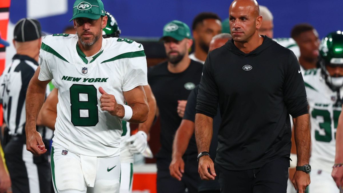 NFL, American Football Herren, USA Preseason-New York Jets at New York Giants Aug 26, 2023; East Rutherford, New Jersey, USA; New York Jets quarterback Aaron Rodgers (8) and head coach Robert Saleh...