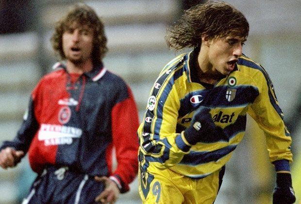 
                <strong>Hernan Crespo</strong><br>
                Der Argentinier Hernan Crespo kam 1996 von River Plate nach Parma und entwickelte sich zum Topstürmer. Vier Jahre später zog er zu Lazio Rom weiter - und machte Parma um 55 Millionen Euro reicher. Aktuell arbeitet der 39-Jährige wieder als Jugendcoach bei Parma.
              