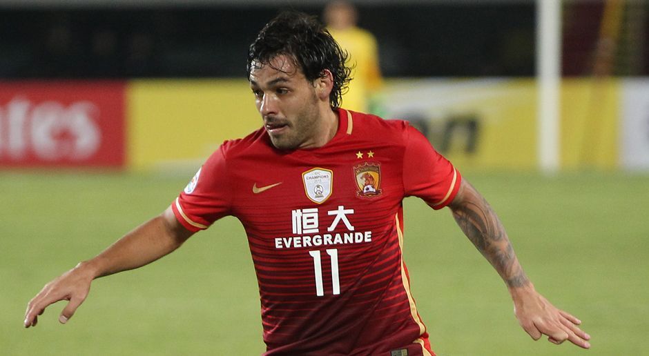 
                <strong>China: Ricardo Goulart</strong><br>
                Die chinesische Super League verstärkt sich seit 2015 mit (ehemaligen) internationalen Fußball-Stars. Spieler des Jahres 2016 in China ist trotzdem ein relativ Unbekannter: Ricardo Goulart von Guangzhou Evergrande. Der 25-jährige Brasilianer gewann die Auszeichnung bereits 2015. Der Titel wird seit 1994 vergeben.
              