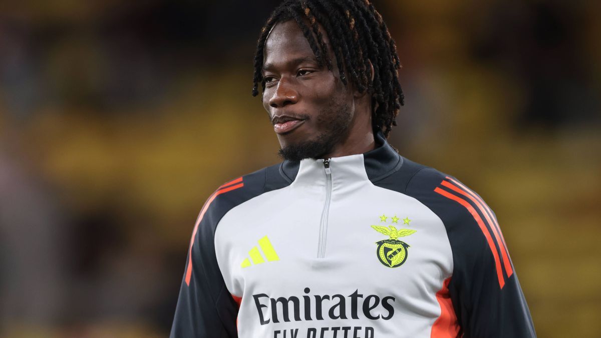 Monaco, Monaco, 27th November 2024. Issa Kabore of SL Benfica during the warm up prior to the UEFA Champions League match at Stade Louis II, Monaco. Picture credit should read: Jonathan Moscrop Spo...