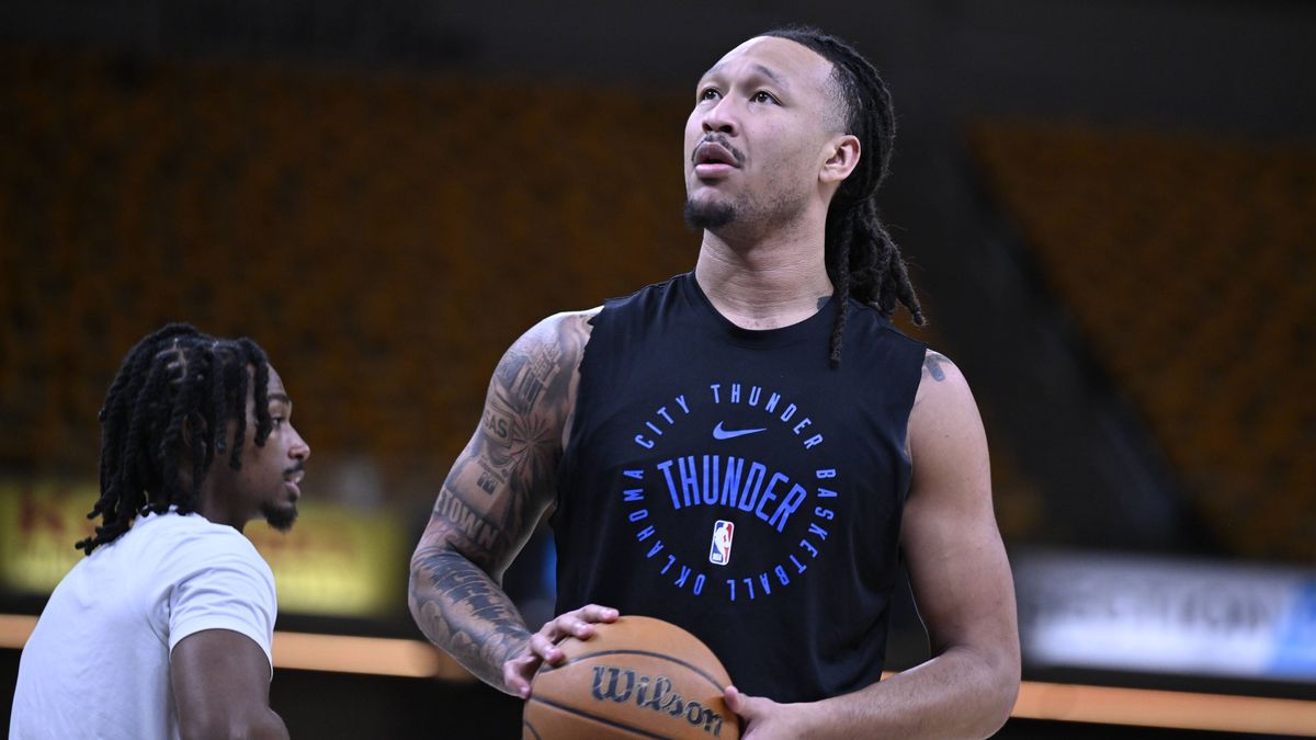 NBA, Basketball Herren, USA Finals Game 6 warm-ups: Indiana Pacers vs Oklahoma City Thunder in Indianapolis INDIANAPOLIS, INDIANA - JUNE 19: Jaylin Williams of Thunder warms up before the NBA Final...