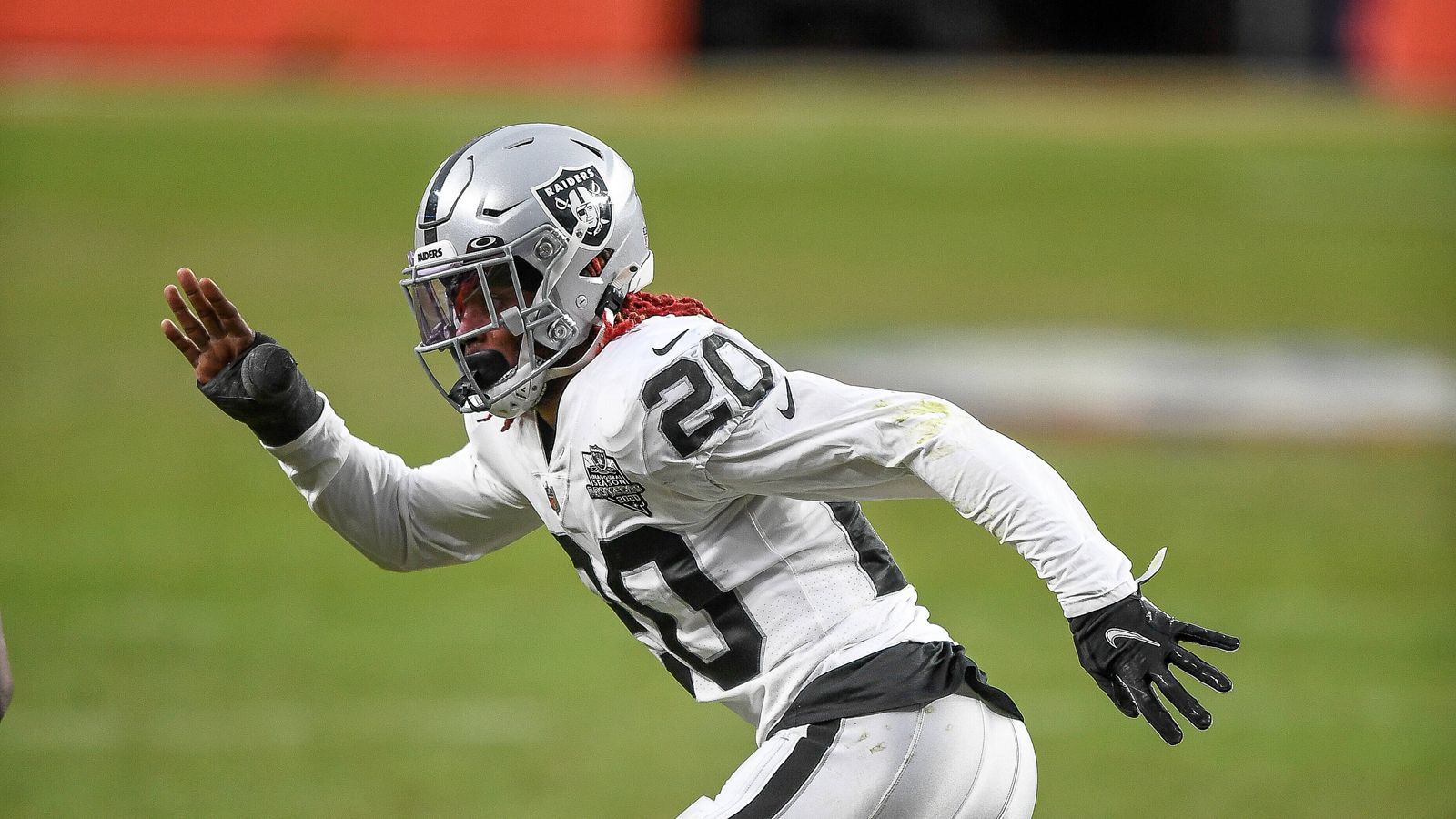 
                <strong>Der Arnette-Skandal</strong><br>
                Denn kurz nach dem Unfall von Ruggs mussten die Raiders den nächsten Skandal hinnehmen. Diesmal im Mittelpunkt: Cornerback Damon Arnette, wie Ruggs Erstrundenpick 2020. Zunächst kam heraus, dass der Cornerback eine Klage wegen Fahrerflucht am Hals hat.
              