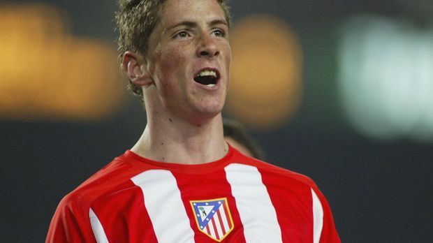 
                <strong>Fernando Torres</strong><br>
                Fernando Torres (89 Treffer): El Nino ist schon von 2000 bis 2007 im Dress von Atletico aktiv ehe es ihn auf die Insel zieht. Für 38 Millionen Euro schließt er sich dem FC Liverpool an. Danach geht es zum FC Chelsea, wo seine Karriere ins Stocken gerrät. Durch die Rückkehr zu seinem Heimatverein im Januar 2015 erhält Torres noch einmal einen Schub. Der 32-Jährige spielt bislang 237-mal, macht 89 Treffer. Kurios: Keinen einzigen Titel kann er bisher bei den Rot-Weißen feiern.
              