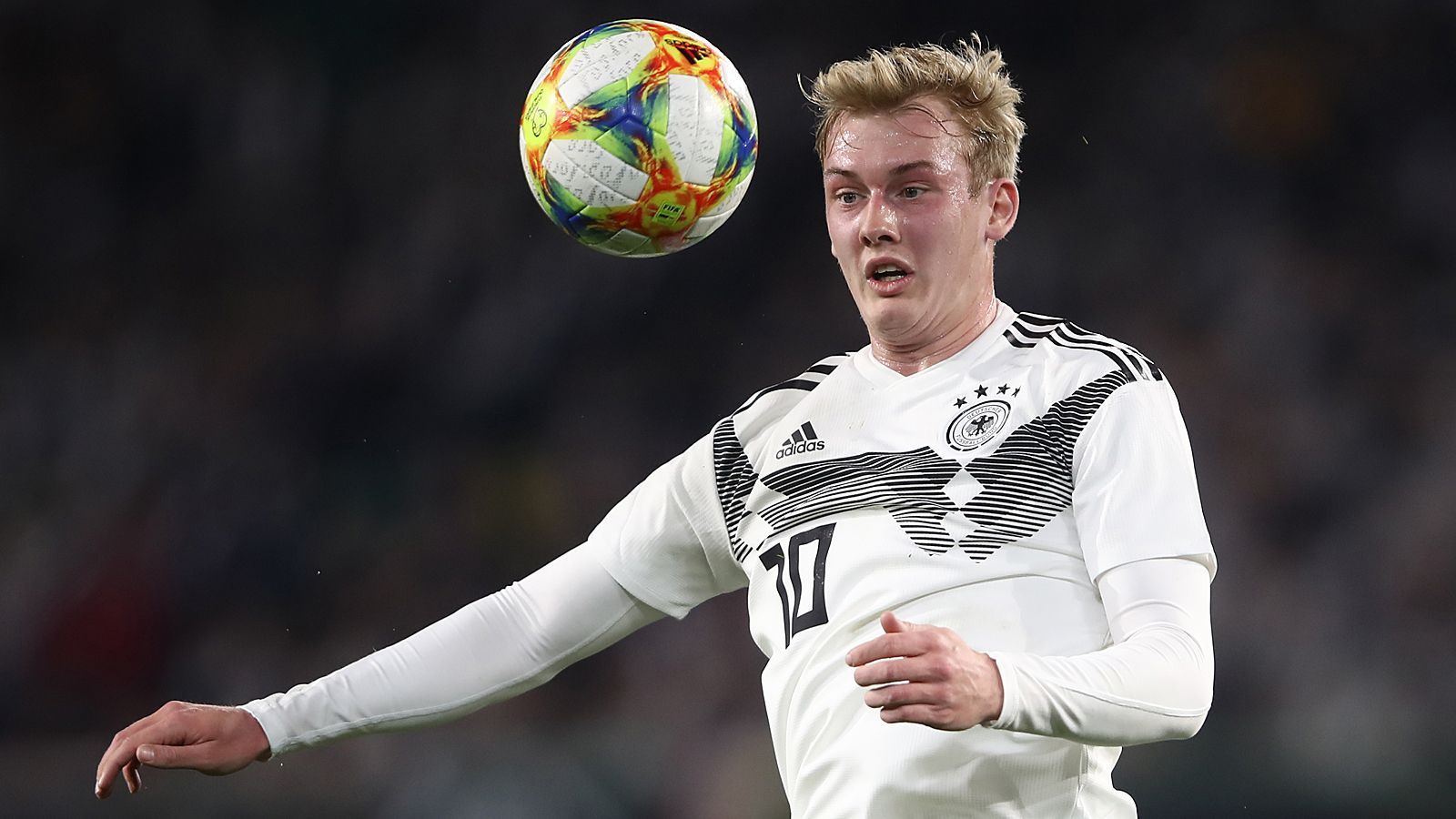 
                <strong>Angriff: Julian Brandt</strong><br>
                Bei seinem neuen Verein in Dortmund ist Brandt noch nicht Stammspieler. Unter Löw wird er gegen Argentinien aber ab der ersten Minute auf dem Rasen des Westfalenstadions stehen. Voraussetzung wird allerdings sein, dass sein Mannschaftskapitän beim BVB, Marco Reus, nicht rechtzeitig fit wird. Sonst könnte er sich zunächst auf der Bank im Dortmunder Stadion wiederfinden. 
              