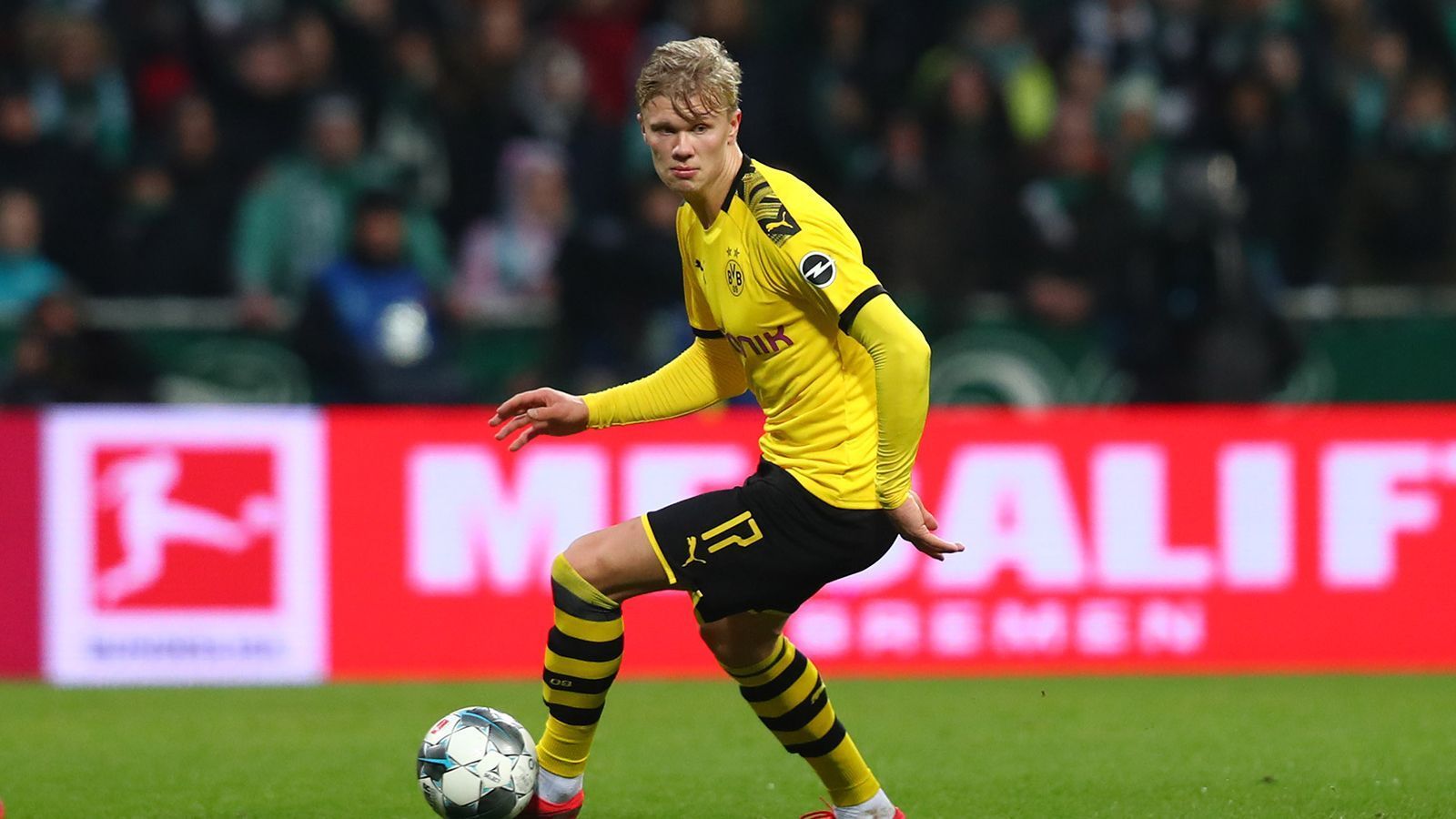 
                <strong>Die Karriere: Erling Haaland</strong><br>
                Der bullige Stürmer steht erst am Beginn einer bisher vielversprechenden Karriere. Unter dem jetzigen Trainer von Manchester United, Ole Gunnar Solskjaer, feierte Haaland am 4.6.2017 sein Profi-Debüt bei Molde FK in Norwegen. Für acht Millionen Euro wechselte er am 1.1.2019 zu RB Salzburg. Nach überragenden Leistungen bezahlte der BVB genau ein Jahr später 20 Millionen Euro für Haaland. 
              