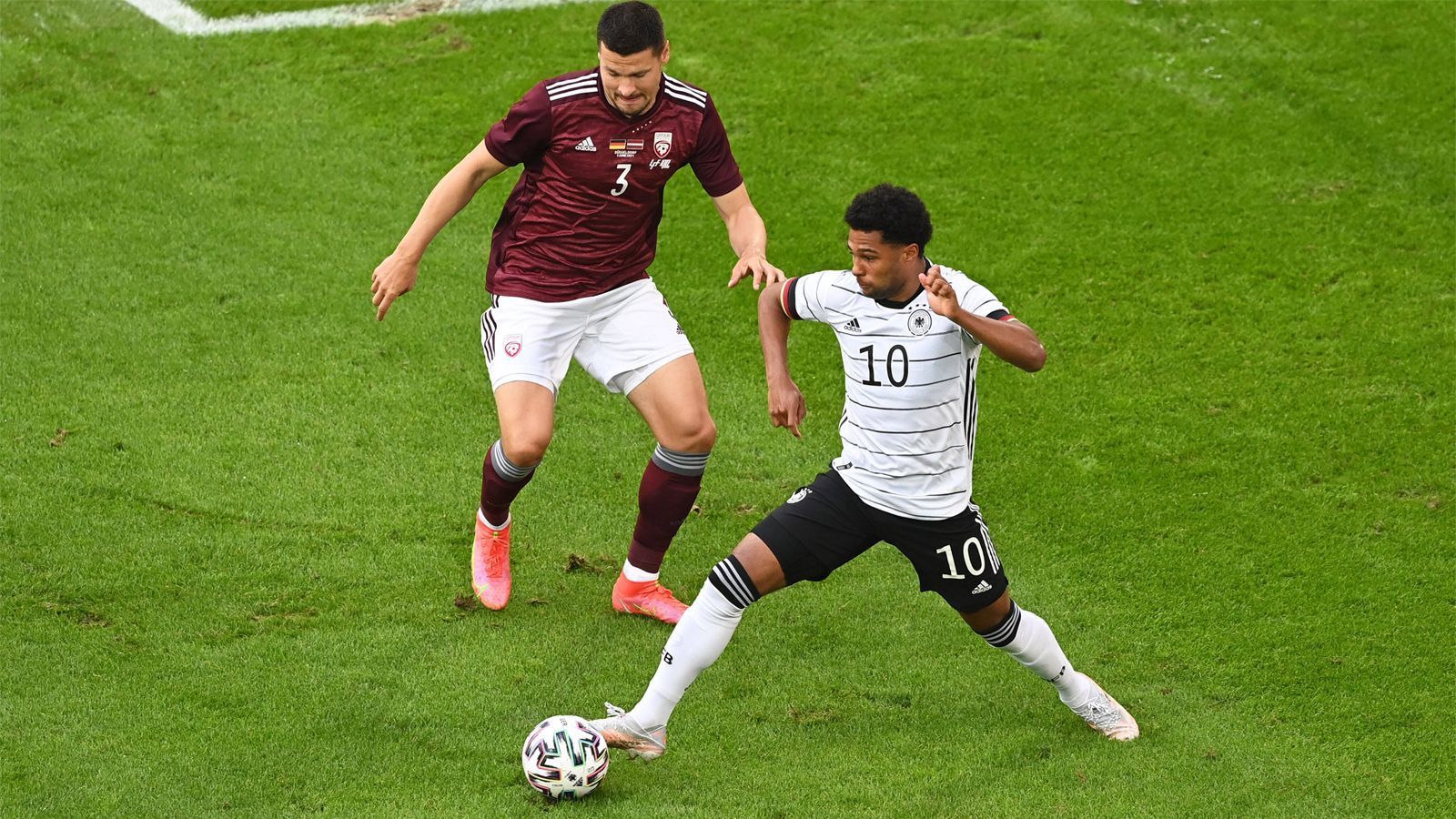 
                <strong>Serge Gnabry</strong><br>
                Blieb größtenteils blass und drückte dem Spiel weniger den Stempel auf als seine Offensivkollegen. Vollendete beim 5:0 einen Hummels-Pass stark, ansonsten aber eher unauffällig und nicht mit dem Zug zum Tor, den er noch vor seiner Verletzung hatte. ran-Note: 3
              