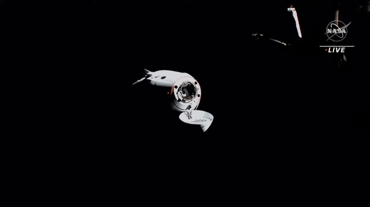 Der Crew Dragon mit Matthias Maurer und seine NASA-Kollegen erreicht die ISS. Die Abdeckung zur Docking-Station ist bereits geöffnet.