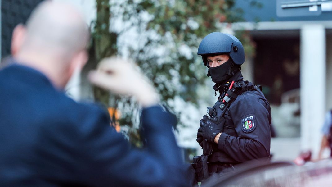 Ein Spezialeinsatzkommando (SEK) der Polizei führt einen Einsatz bei einer Flüchtlingsunterkunft durch, der laut Polizei mit dem Messerangriff auf dem Solinger Stadtfest in Verbindung steht.&nbsp;