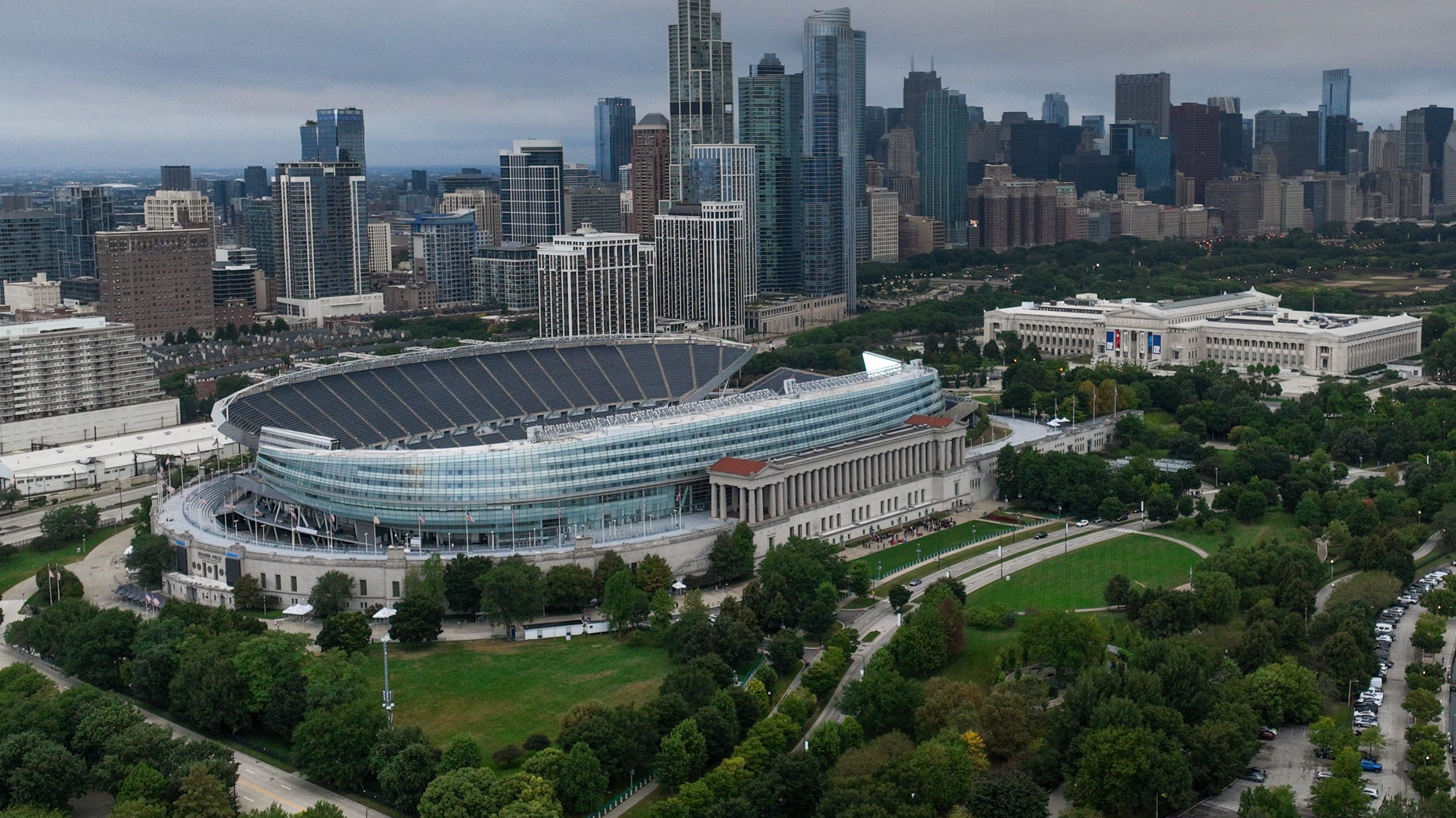 <strong>6. Platz: Chicago Bears (Soldier Field)</strong> <br>Vier Tickets: 521,16 Dollar<br> Zwei Bier: 22 Dollar<br> Zwei Softdrinks: 14 Dollar<br> Vier Hotdogs: 32 Dollar<br> Parken: 26,70 Dollar<br> <strong>Gesamtkosten: 615,86 Dollar</strong>