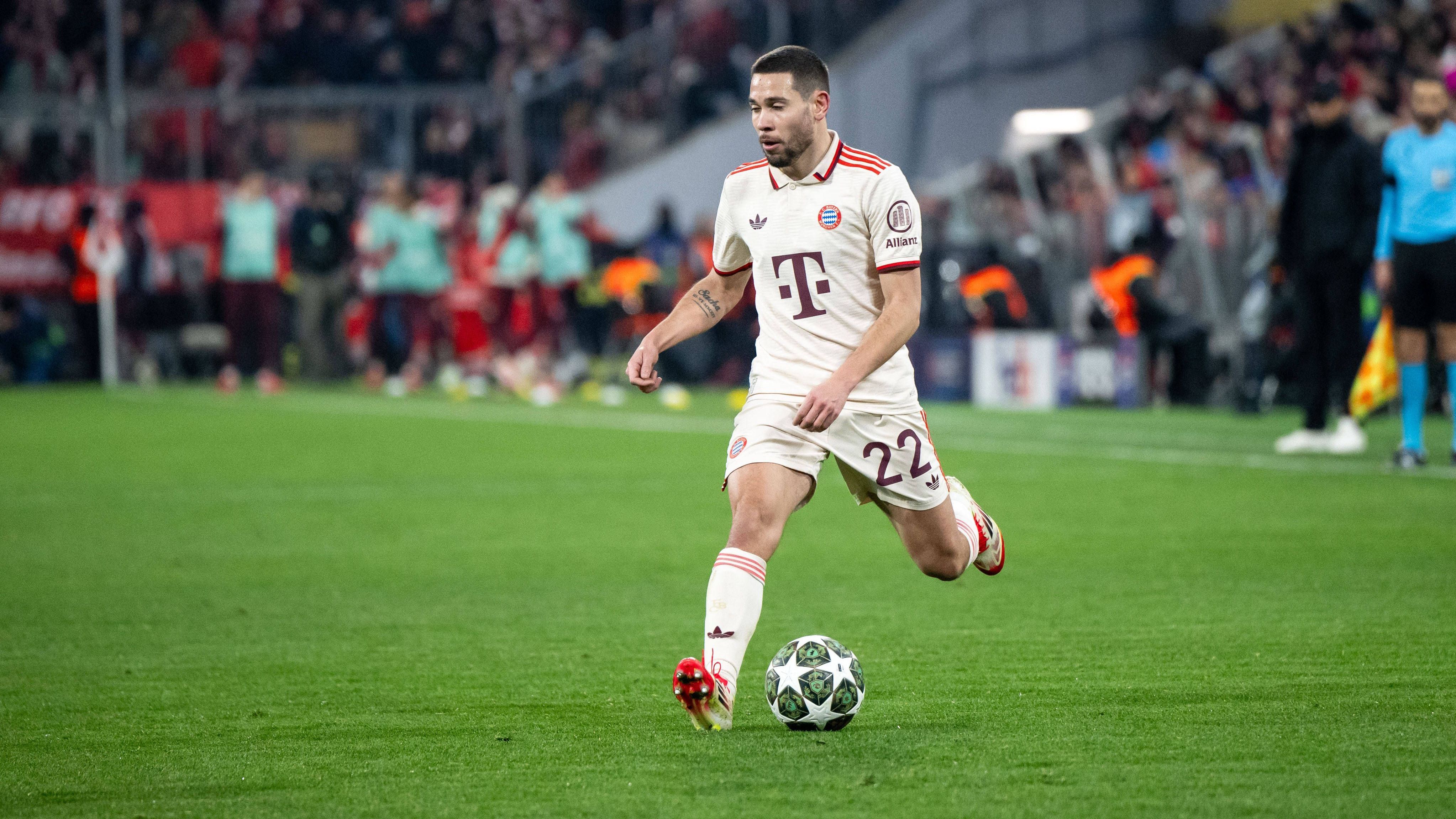 <strong>Raphael Guerreiro</strong><br>Immer wieder schenkte Vincent Kompany Raphael Guerreiro das Vertrauen, nur selten zahlte er es zurück. Der Musterschüler von Thomas Tuchel ist gerade in dieser Saison weit weg von dem, was er zu seiner besten Zeit bei Borussia Dortmund gezeigt hat. Da er seinerzeit ablösefrei kam, würden sich die Bayern wohl auch bei einem moderaten Preis verkaufsbereit zeigen.