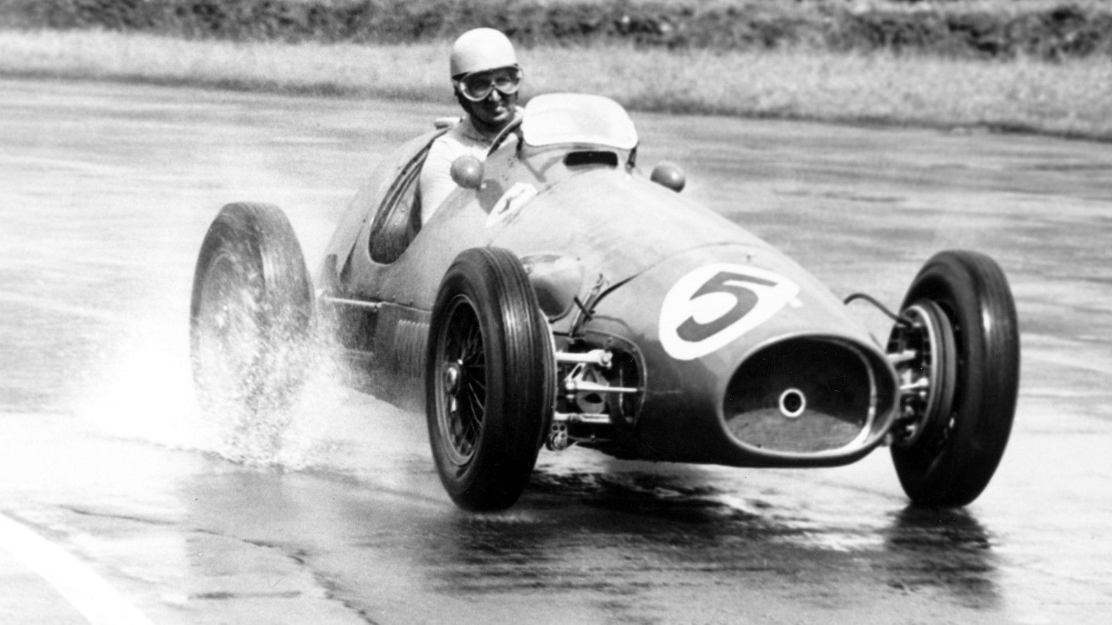 
                <strong>Gewinner: Alberto Ascari</strong><br>
                Kann es in den Gewinnern und Verlierern des Spielberg-GP wirklich einen Gewinner geben, der seit 1955 tot ist? Ja, kann es! Es handelt sich dabei um Alberto Ascari. Der Italiener fuhr in den frühen 50er Jahren in der Königsklasse und krönte sich zweimal zum Weltmeister. Ascari hält bis heute einen einzigartigen Rekord. 1952 führte er unfassbare 305 Runden in Folge das Fahrerfeld der Formel 1 an. Max Verstappen kam mit 224 Führungsrunden am Stück nach Spielberg, schon am kommenden Wochenende in Silverstone hätte er den Rekord des Italieners knacken können. So weit wird es aber nicht kommen. Weil Verstappen nach einem Boxenstopp gleich hinter beide Ferrari zurückfiel, ist seine Rekordjagd beendet. Ascari, der 1955 bei einem Trainingsunfall ums Leben kam, bleibt Rekordhalter.
              