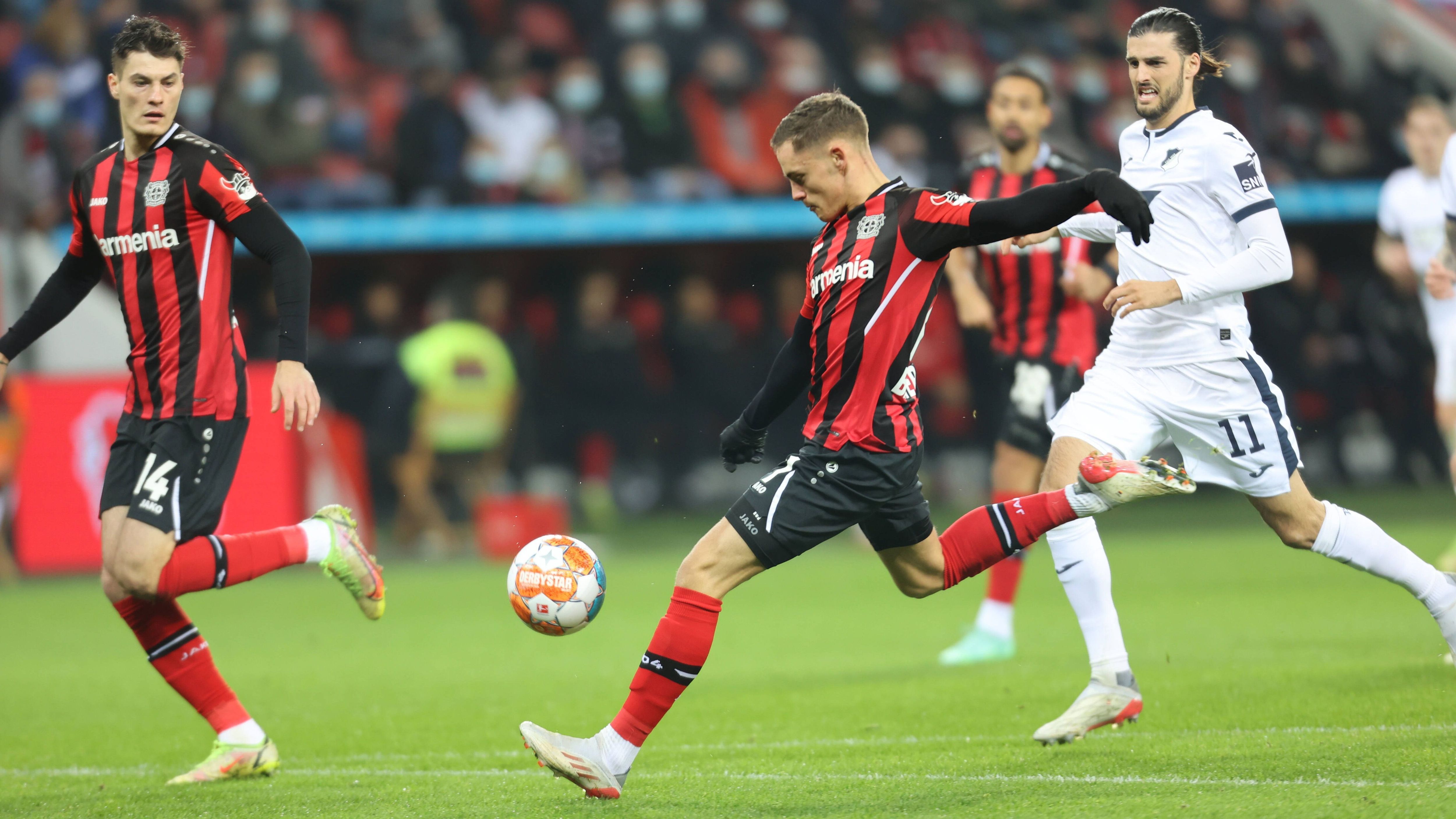 
                <strong>16. Spieltag: Florian Wirtz nun jüngster Spieler mit 50 Einsätzen </strong><br>
                18 Jahre, sieben Monate und zwölf Tage - so lange brauchte Florian Wirtz, um auf 50 Einsätze in der Fußball-Bundesliga zu kommen. Der Offensivmann von Bayer Leverkusen knackte den Rekord beim 2:2 gegen die TSG Hoffenheim und ist nun der jüngste Spieler mit mindestens 50 Spielen im deutschen Oberhaus. Wirtz löst damit Giovanni Reyna ab. Der Dortmunder hatte die Marke im vergangenen August geknackt und war dabei 18 Jahre, neun Monate und 14 Tage jung. 
              