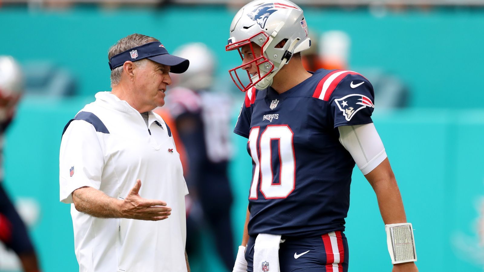 
                <strong>Verlierer: Bill Belichick (New England Patriots)</strong><br>
                Dass die Experten und Reporter skeptisch mit den New England Patriots waren, ist ein Understatement. Beim 7:20 bei den Miami Dolphins zeigte sich, dass die Patriots in allen Ebenen des Spiels unterlegen waren. Ob Offense, Defense oder Coaching: Keiner hatte eine Antwort parat. Bill Belichick trägt dafür die Hauptverantwortung. Nicht nur sagt er die Spielzüge der Defense höchst selbst an, die beiden Offense-Koordinatoren Joe Judge und Matt Patricia sind eigentlich nicht gemacht für die Offensive. Dass Franchise Quarterback Mac Jones sich während des Spiels verletzt hat, ist, auch wenn es nicht so schlimm zu sein scheint, die Kirsche auf der Torte des schlechten Nachmittags.
              