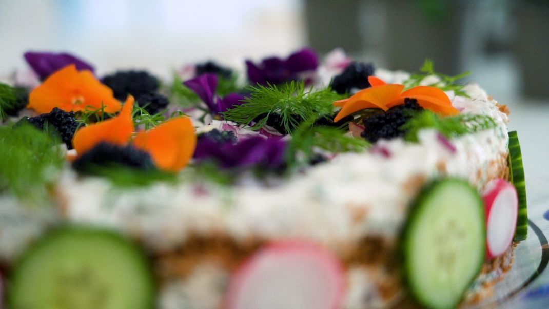Matjessilltårta ist eine schwedische Matjes-Torte. Sie wird traditionell an Ostern serviert.