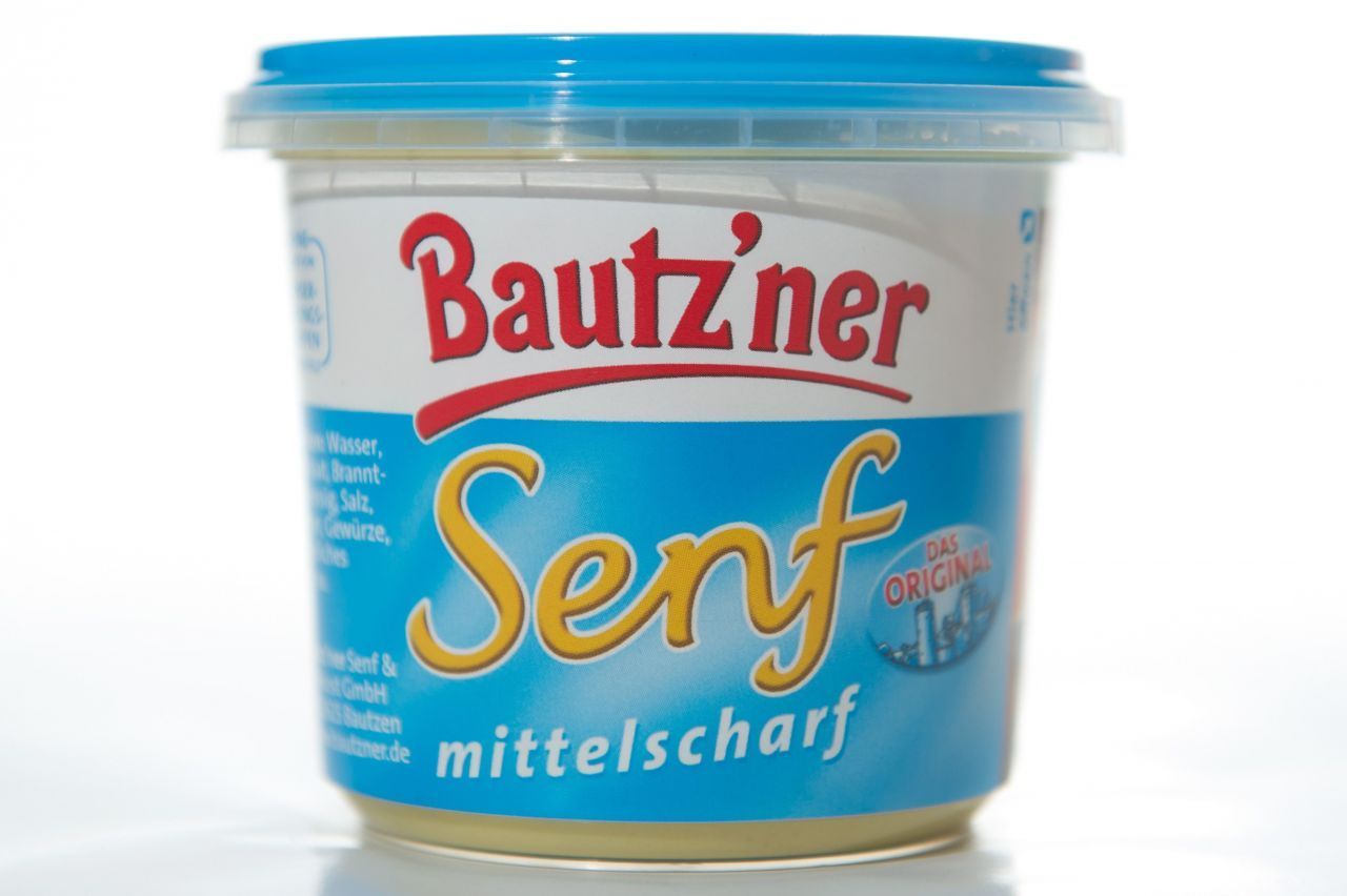 Bautz'ner Senf steht bis heute im Supermarkt. Der Mostrich wird noch immer in Sachsen hergestellt, obwohl die ostdeutsche Marke 1992 von einem bayerischen Unternehmen aufgekauft wurde.