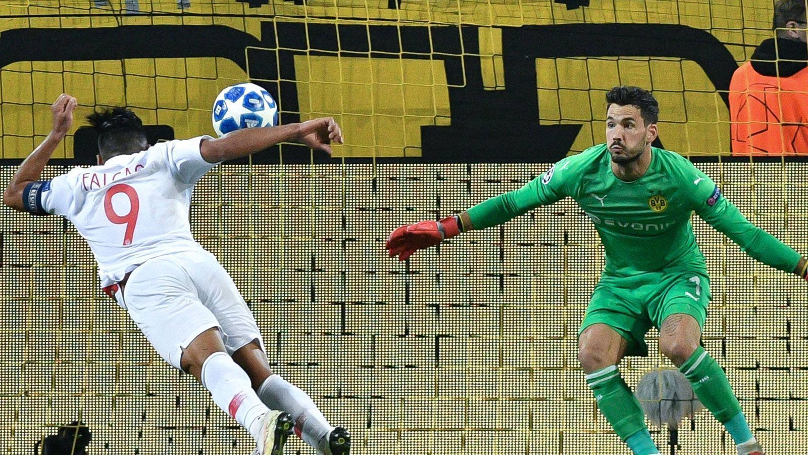 
                <strong>Roman Bürki</strong><br>
                Der BVB-Torhüter liefert eine starke Parade nach Schuss von Tielemans (20. Minute). Danach muss er öfter eingreifen, da die Dortmunder Abwehrspieler hin und wieder überfordert sind. Bürki erledigt seine Arbeit dabei ordentlich ohne große Patzer. ran-Note: 2
              