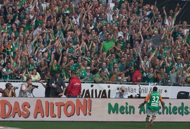 
                <strong>Abschied von seinen Fans</strong><br>
                "Dieser Klub und diese Mannschaft bleiben 100 Jahre in meinem Herzen", sagt Ailton. "Ich habe bei vielen Vereinen gespielt, aber in meinem Herz gibt es nur eins: Werder Bremen".
              