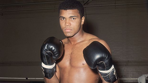 
                <strong>5. Muhammad Ali</strong><br>
                In einem Interview mit "ESPN Sports" nennt Floyd Mayweather seine "Top 5" der besten Boxer aller Zeiten. Dabei landet Muhammad Ali nur auf Rang fünf! Box-Größen wie Tyson, Robinson, Lewis oder Holyfield fehlen sogar ganz. Auf Platz vier steht ...Der Mega-Fight Floyd Mayweather vs. Conor McGregor - in der Nacht auf 27. August ab 3:00 Uhr live auf DAZN #daznfightclub
              