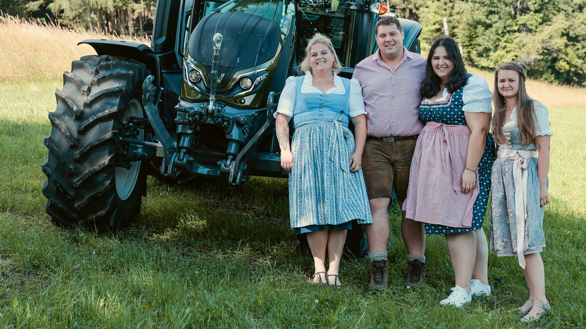 Eine ungewohnte Situation für Peter - erst alleine und jetzt mit drei Damen am Hof. Wird bei einer der Funke überspringen?