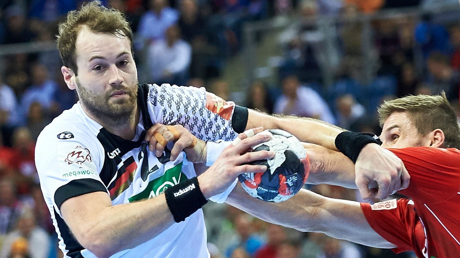 
                <strong>Gute deutsche Halbfinal-Erinnerungen</strong><br>
                Das letzte Duell bei einem großen Turnier zwischen Deutschland und Norwegen gab es ebenfalls im Halbfinale. Bei der Europameisterschaft 2016 in Polen konnte die deutsche Mannschaft in einer hochdramatischen Partie mit 34:33 nach Verlängerung gewinnen und machte im Finale schließlich den Titelgewinn perfekt.
              