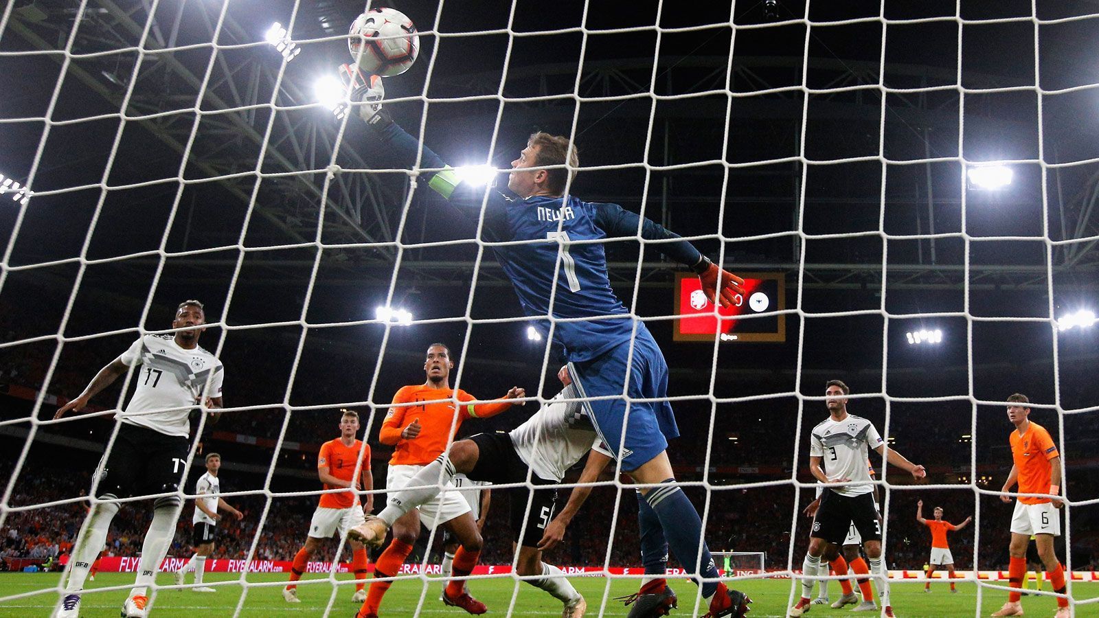 
                <strong>Manuel Neuer</strong><br>
                Seit einiger Zeit schon nicht in Topform. Sieht beim 0:1 schlecht aus, als er nach einer Ecker herausläuft, ohne überhaupt einen Chance zu haben, an den Ball zu gelangen. Weil auch die Abwehr schläft, staubt van Dijk zur Führung ab. In der zweiten Hälfte nach einem katastrophalen Ballverlust durch Hector aber auf dem Posten. Beim 0:2 und 0:3 chancenlos. ran-Note: 4
              