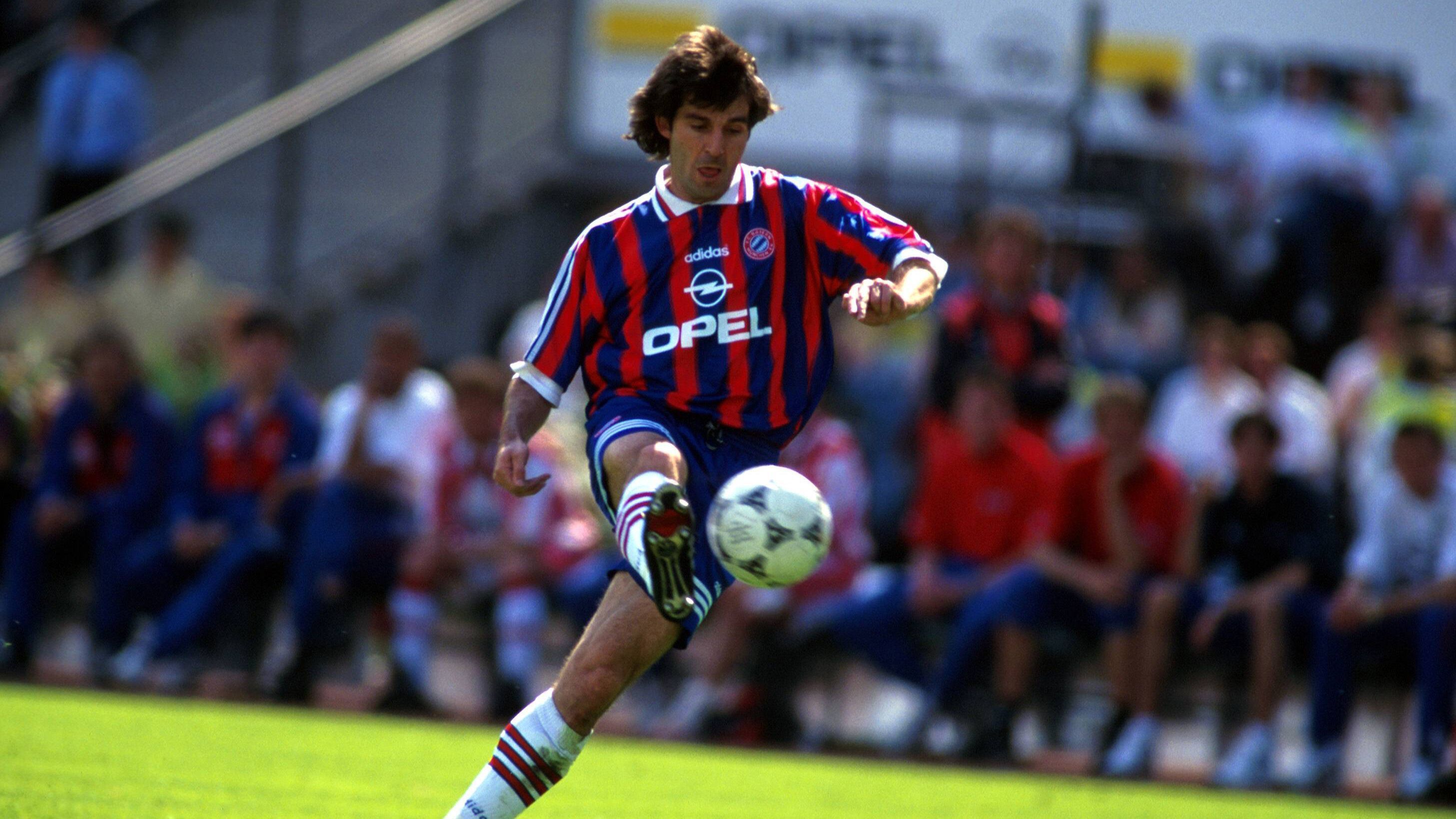 
                <strong>Emil Kostadinov</strong><br>
                In der Winterpause der Saison 1994/95 holten die Bayern Stürmer Emil Kostadinov von Deportivo La Coruna. In der folgenden Spielzeit gewann der Bulgare mit den Münchnern den Uefa Cup, erzielte im Final-Rückspiel einen Treffer. Weil sich La Coruna und Bayern aber nicht auf einen festen Transfer einigen konnten, wechselte Kostadinov nach Saisonende zu Fenerbahce Istanbul.
              