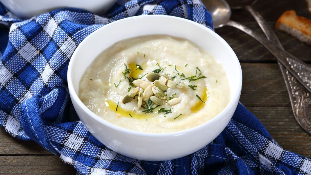 Eine leckere, einfache und gesunde Pastinaken-Sellerie-Suppe - perfektes Soulfood für den Winter.