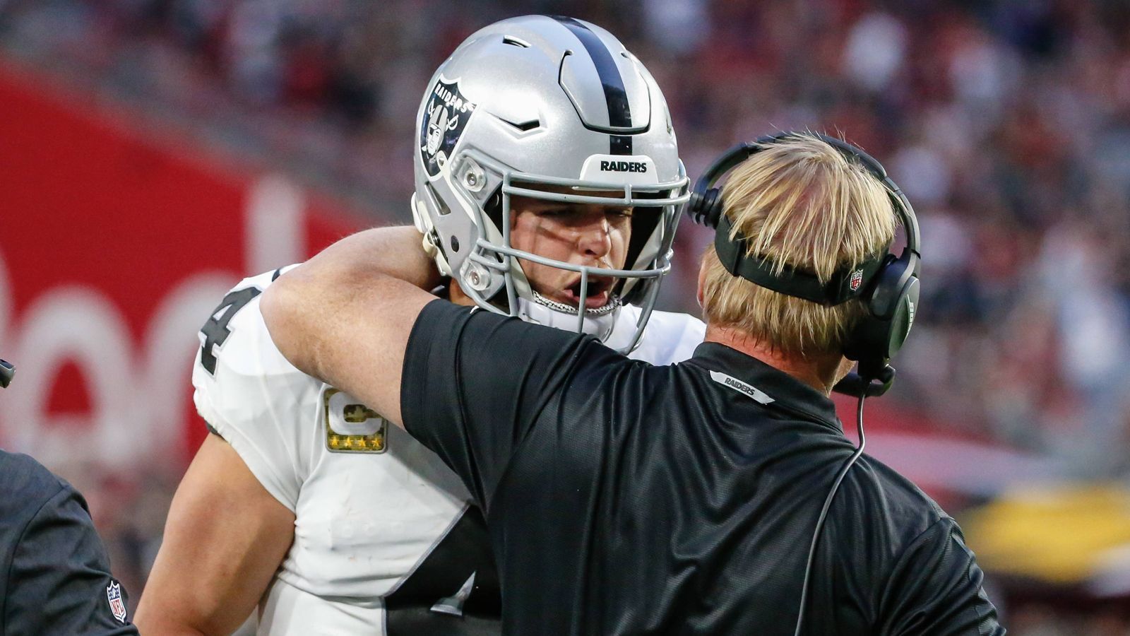 
                <strong>Verlierer: Derek Carr</strong><br>
                Auf den ersten Blick ist der Quarterback der Oakland Raiders kein Verlierer, da gegen die Arizona Cardinals endlich der zweite Saisonsieg gelingt. Der Passgeber schafft es aber trotzdem, sich zu blamieren: Carr bekommt die Plays nicht hin und nimmt daher zwei Timeouts nacheinander. Dumm nur, dass dies überhaupt nicht erlaubt ist und ein Penalty mit sich führt. Head Coach Jon Gruden ist außer sich vor Wut und muss von Tight End Lee Smith zurückgehalten werden. Es ist schon ärgerlich, wenn ein hochbezahlter Quarterback die Regeln nicht kennt. Daher ist Carr für uns diesmal eben doch ein Verlierer.
              