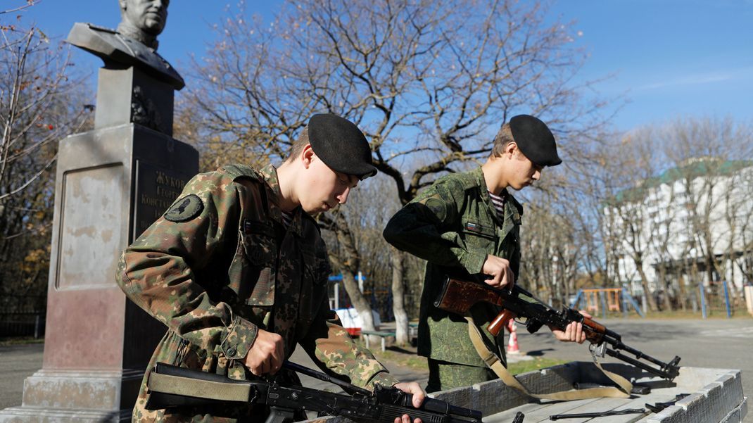 Schüler der General Yermolov Cadet School in Russland lernen, wie man ein Kalaschnikow-Sturmgewehr und ein Maschinengewehr zusammensetzt (Symbolbild).