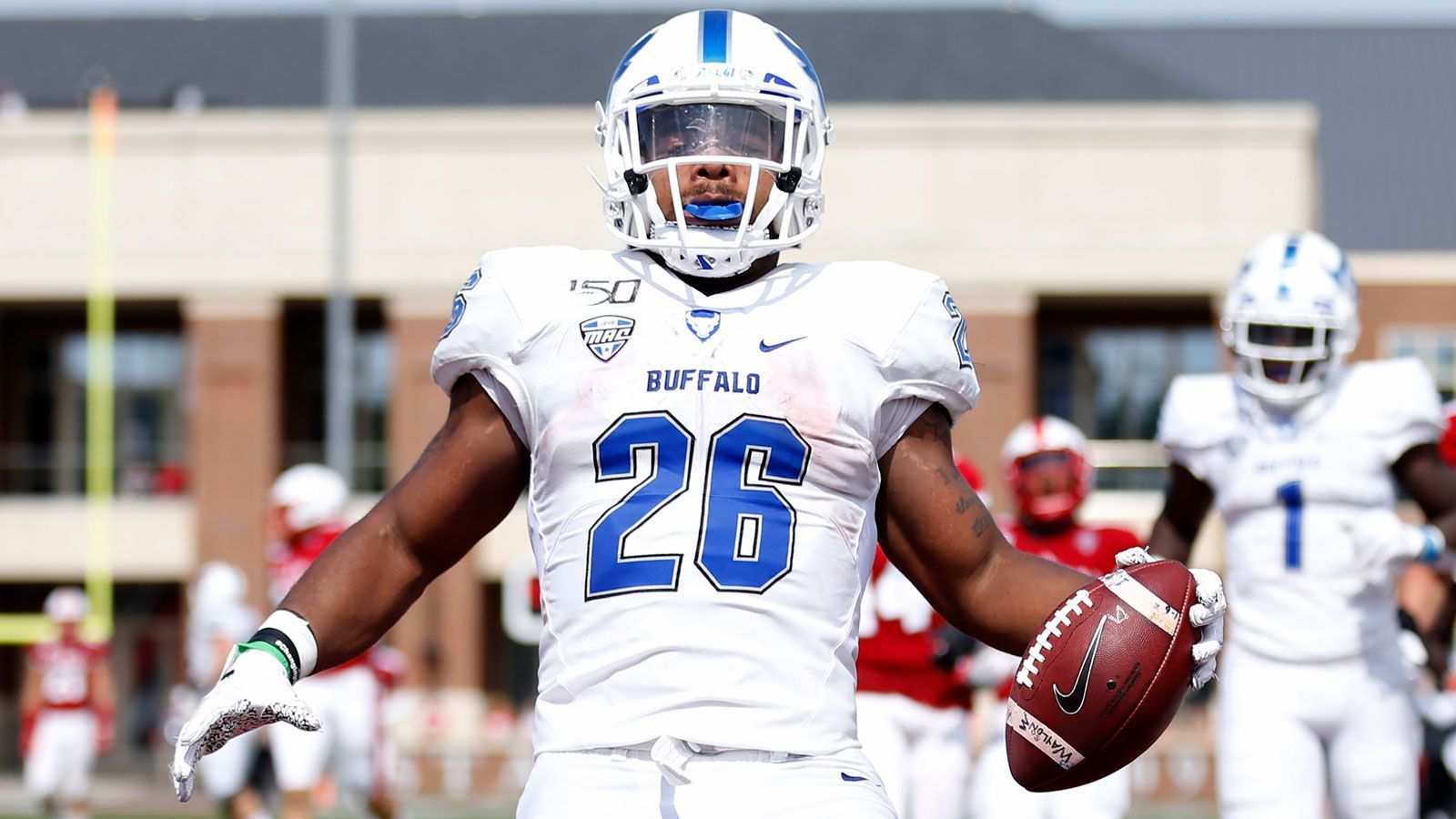 
                <strong>Jaret Patterson (Buffalo)</strong><br>
                In seinen drei Spielzeiten am College erlief Jaret Patterson für die Buffalo Bulls in jedem Jahr über 1000 Yards und war erst der zweite Spieler der Bulls, der in das All-American-Team gewählt wurde. Er überzeugt vor allem durch starke Carries, wird aufgrund seiner eher geringeren Körpergröße und Schwächen in der Beweglichkeit aber als Kandidat für den dritten Tag des Drafts gehandelt.
              