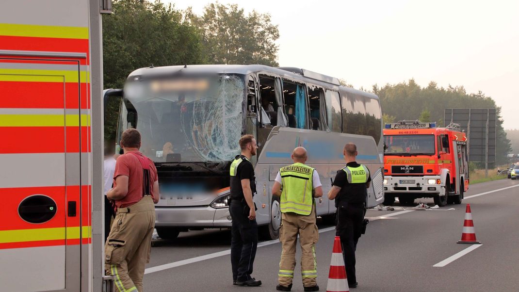 Nahe Schwerin ist in der Nacht zum Freitag ein Reisebus verunglückt.