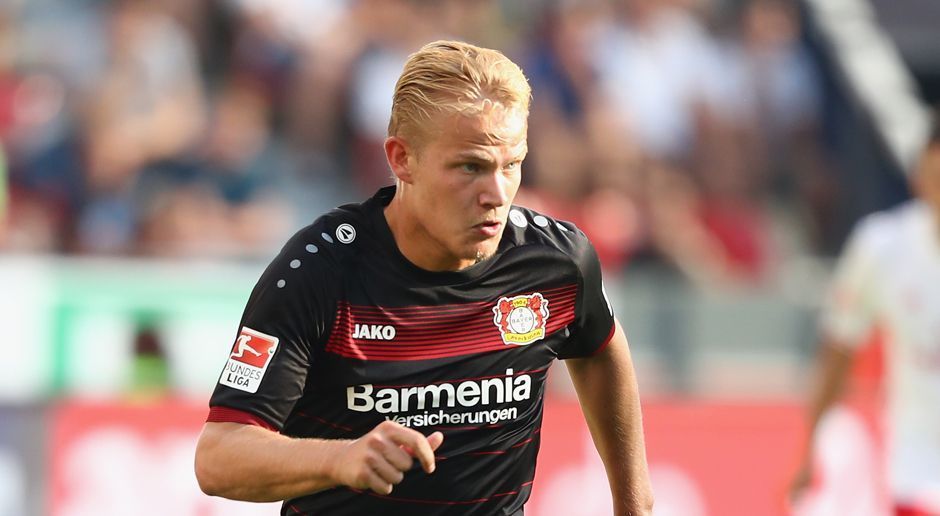 
                <strong>Joel Pohjanpalo</strong><br>
                Joel Pohjanpalo ist der neue Shootingstar in den Reihen von Bayer Leverkusen. Der finnische Stürmer kam in den ersten beiden Bundesligapartien als Joker zum Einsatz und netzte gleich viermal ein. Seit einigen Tagen haben ihm seine Teamkollegen auch einen eigenen Spitznamen gegeben: "Danger". Dafür gibt es zwei Begründungen. Zum einen sieht er dem deutschen Schauspieler Max von der Groeben optisch sehr ähnlich, der in den "Fack Ju Göthe"-Filmen die Rolle des Daniel "Danger" Becker spielte. Und da "Danger" bekanntlich mit "Gefahr" übersetzt wird, wird er bei der Werkself nun auch aufgrund seiner Torjägerfähigkeiten so gerufen.
              